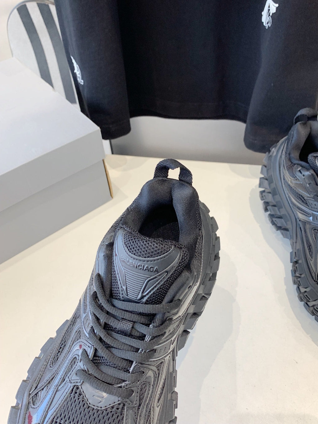 B-Sneakers