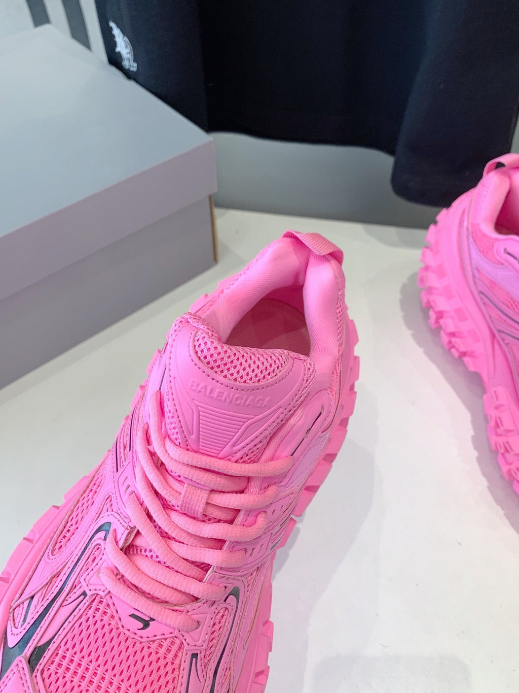 B-Sneakers
