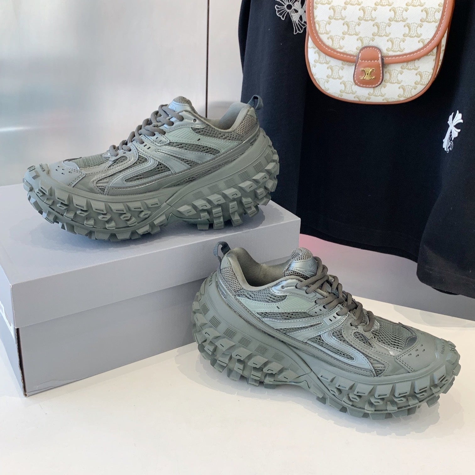 B-Sneakers