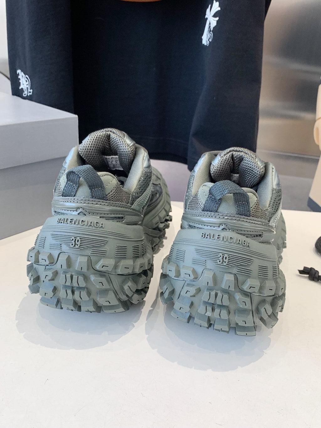 B-Sneakers