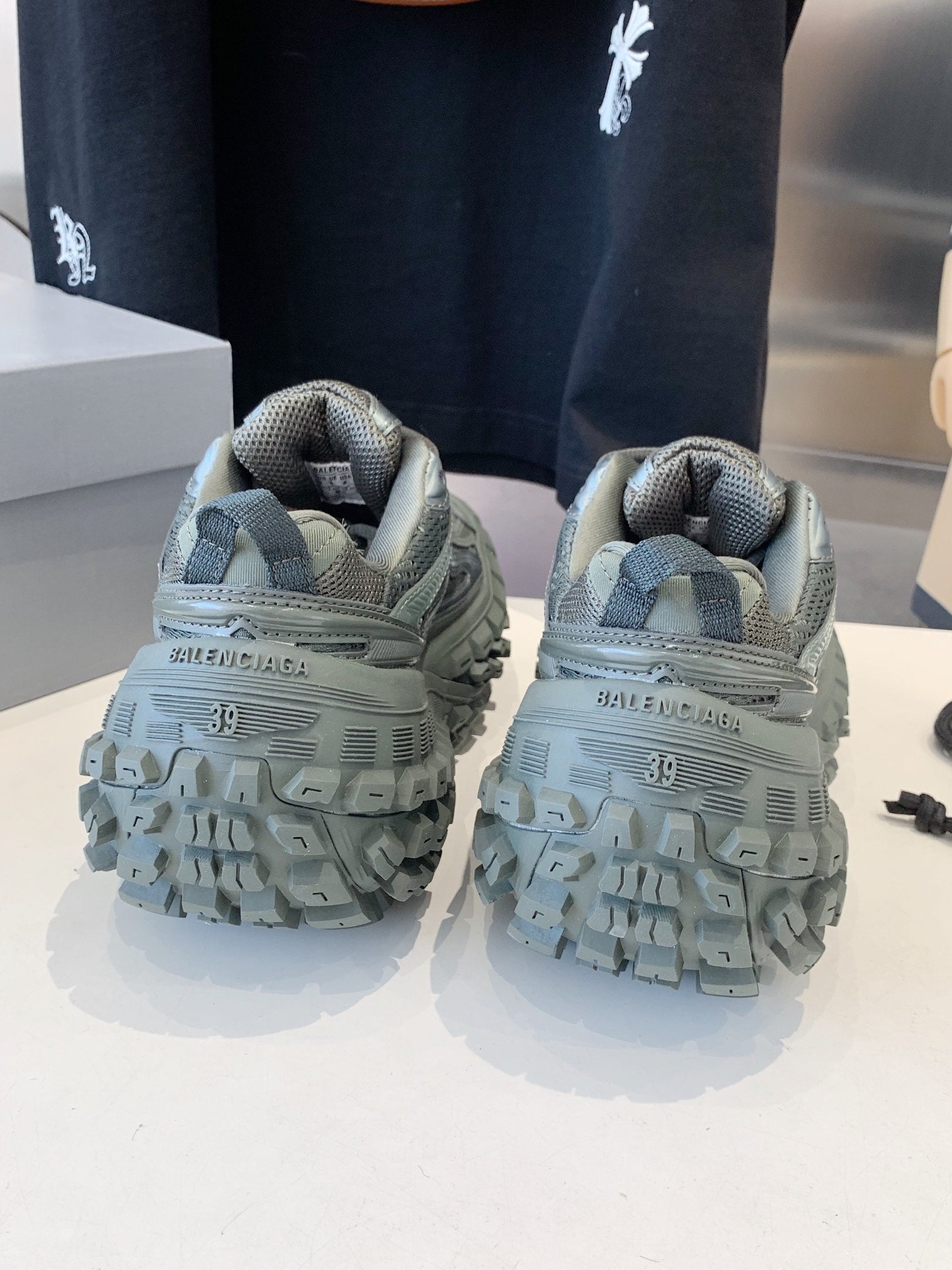 B-Sneakers