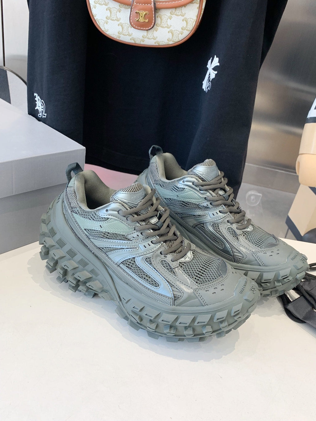B-Sneakers