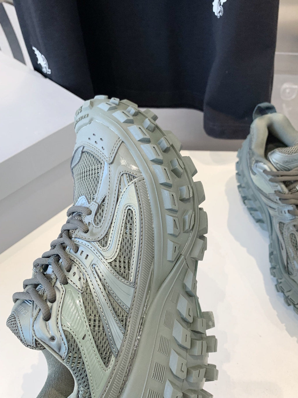 B-Sneakers