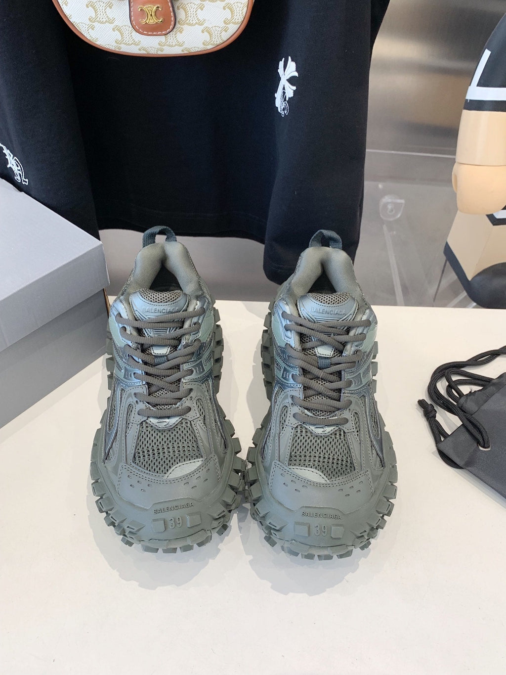 B-Sneakers