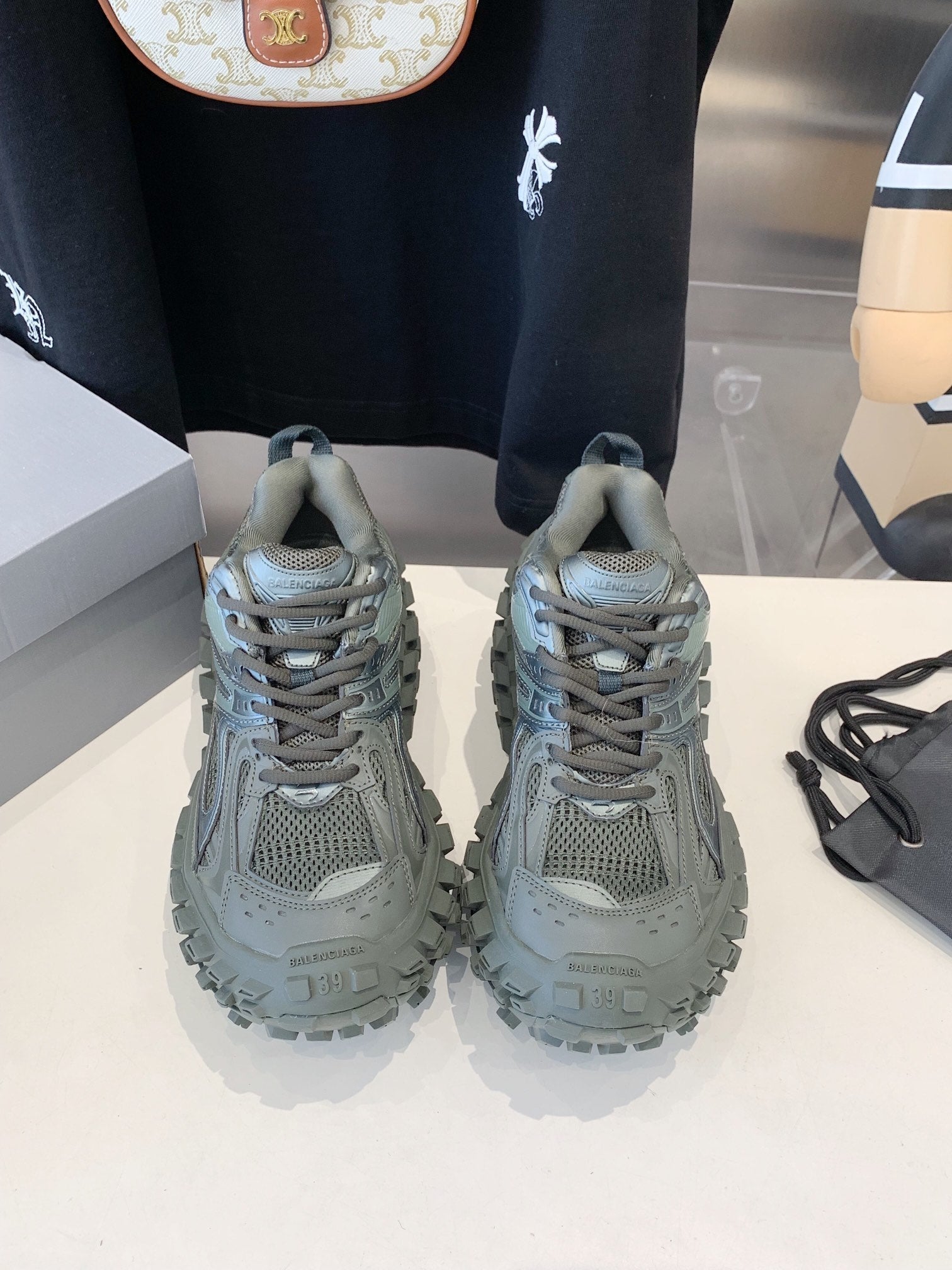 B-Sneakers