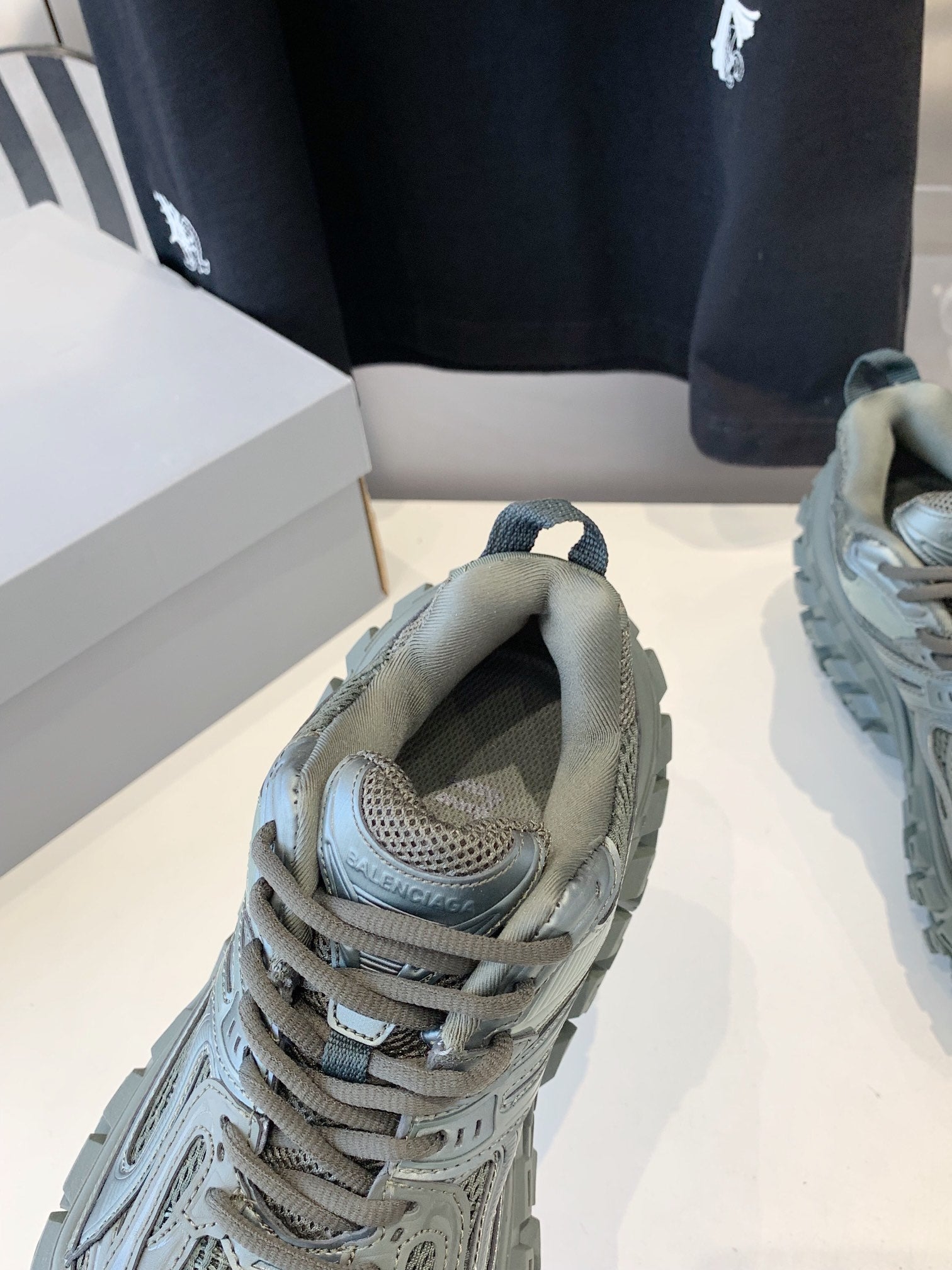 B-Sneakers