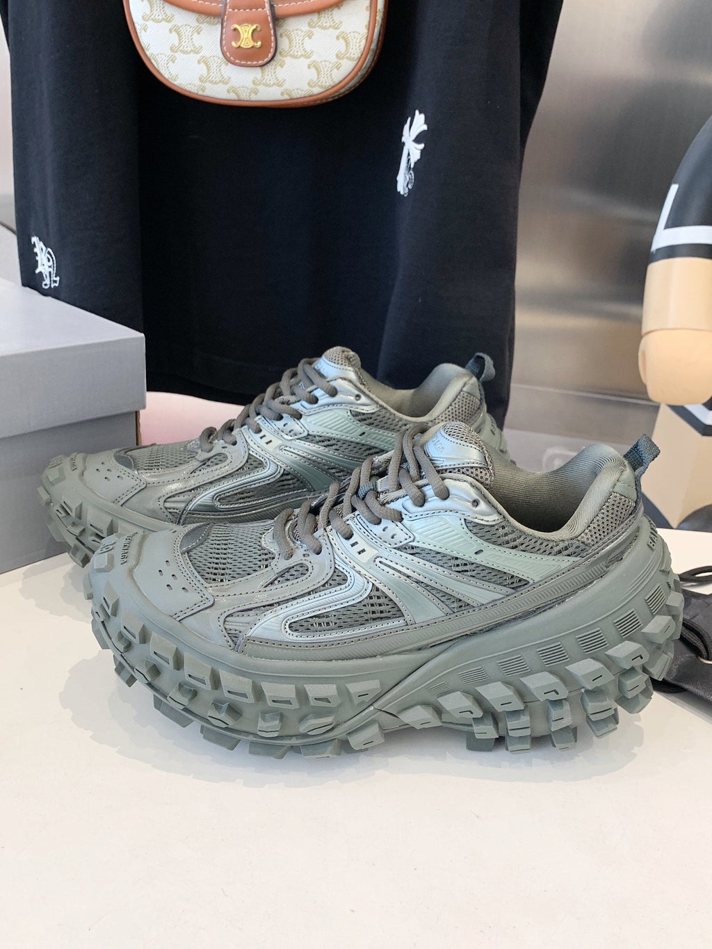 B-Sneakers