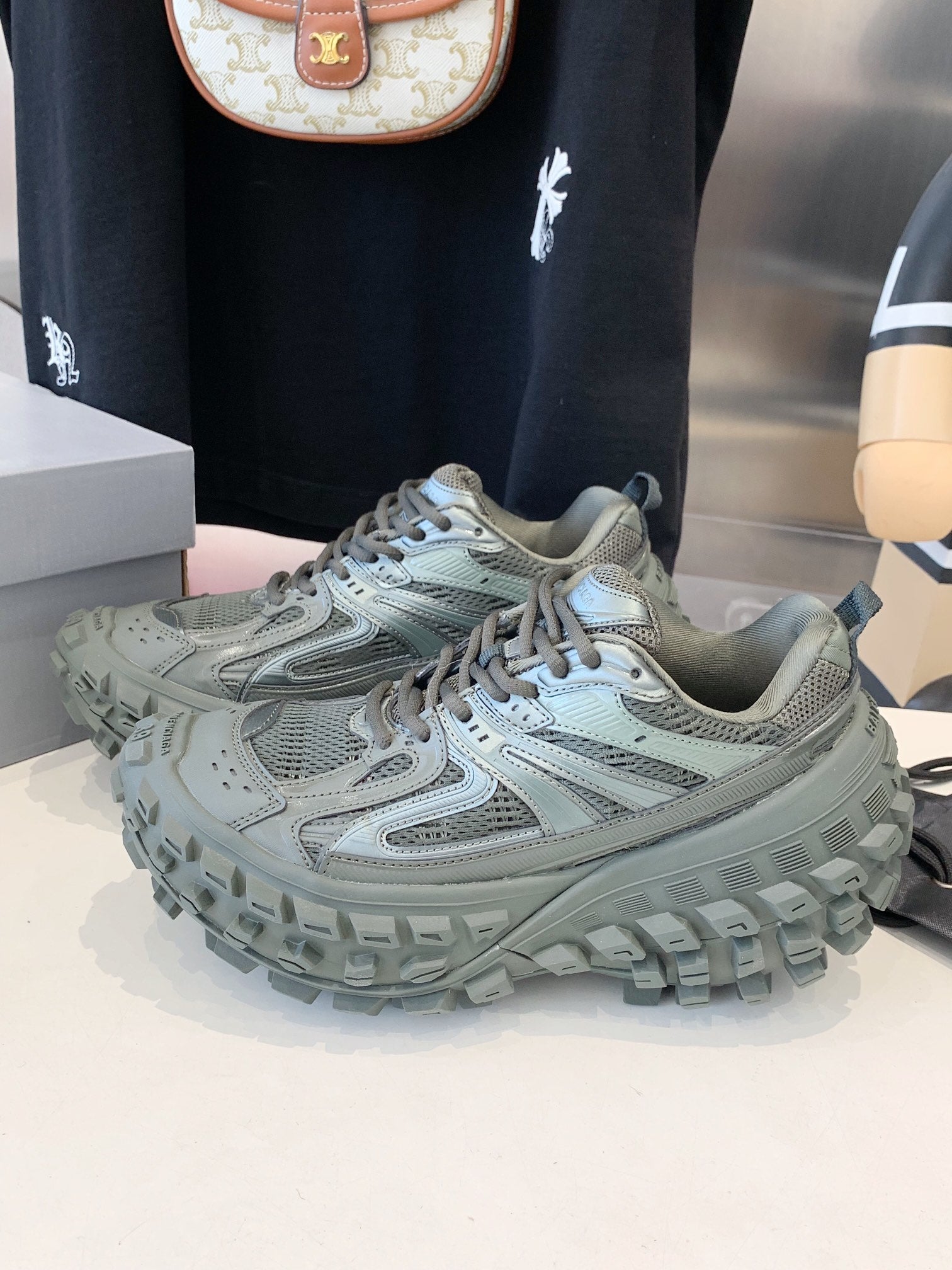 B-Sneakers