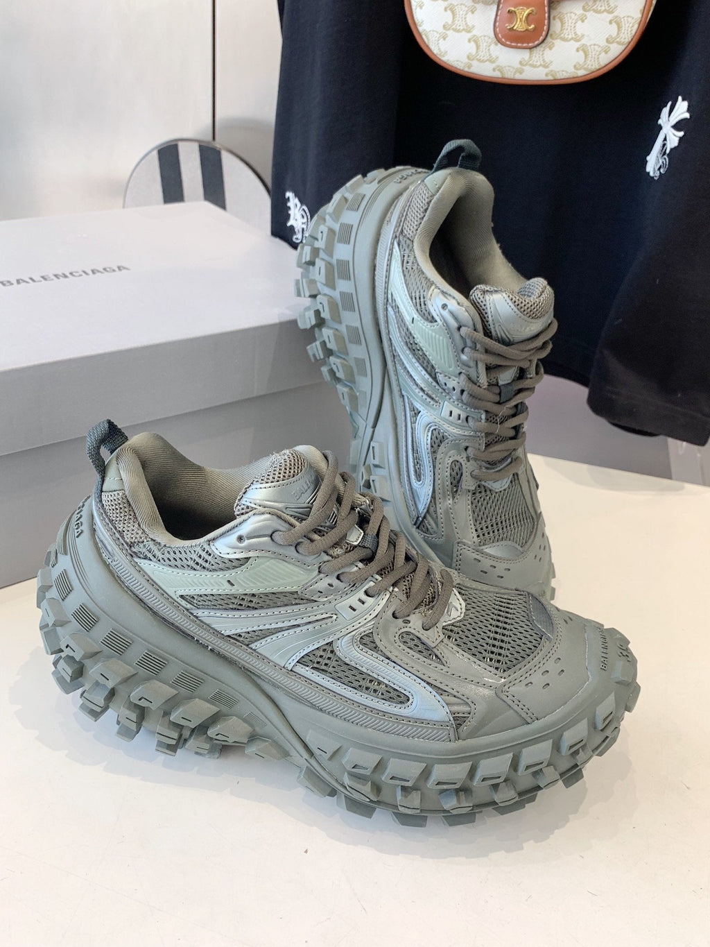 B-Sneakers
