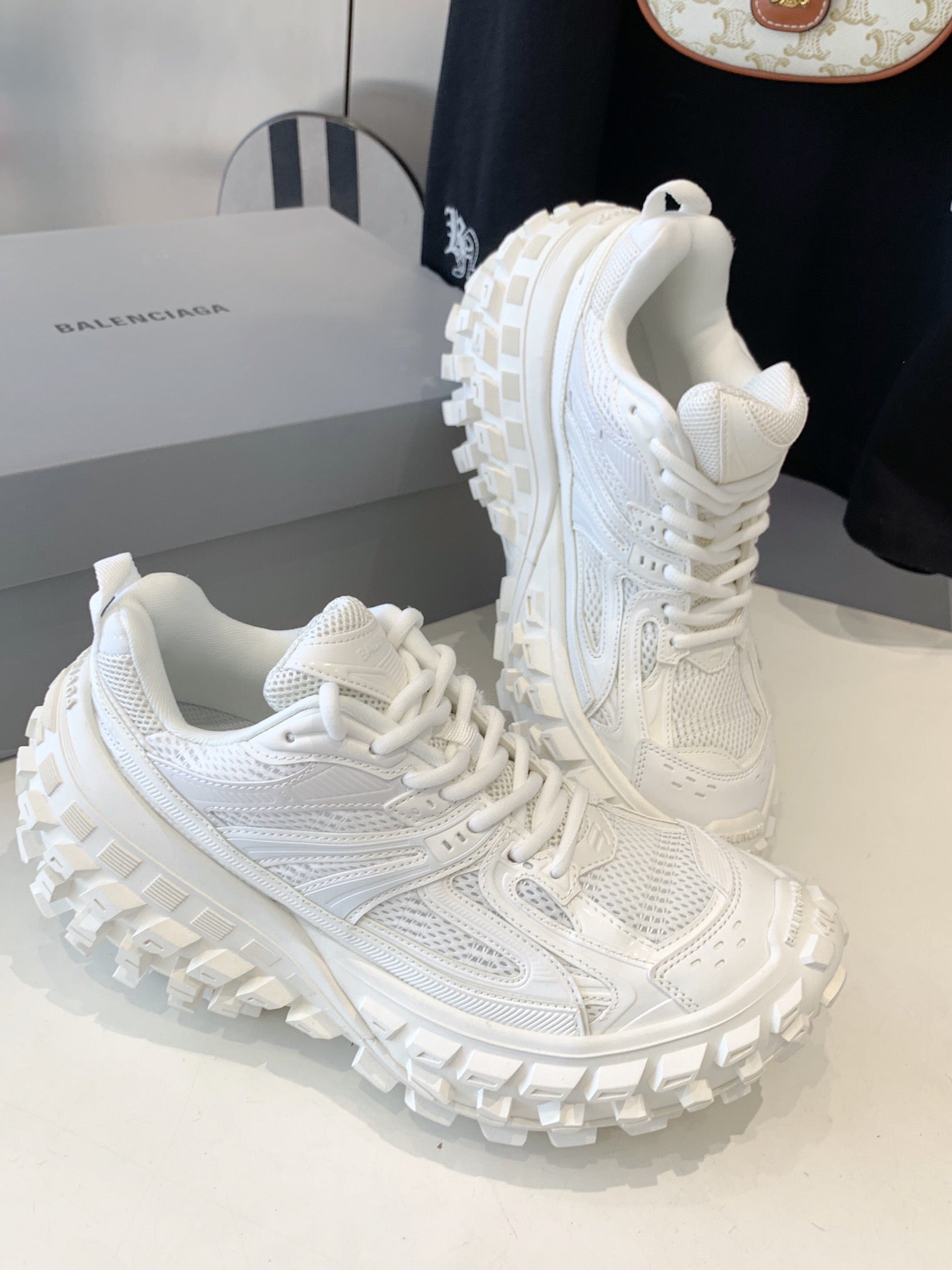 B-Sneakers