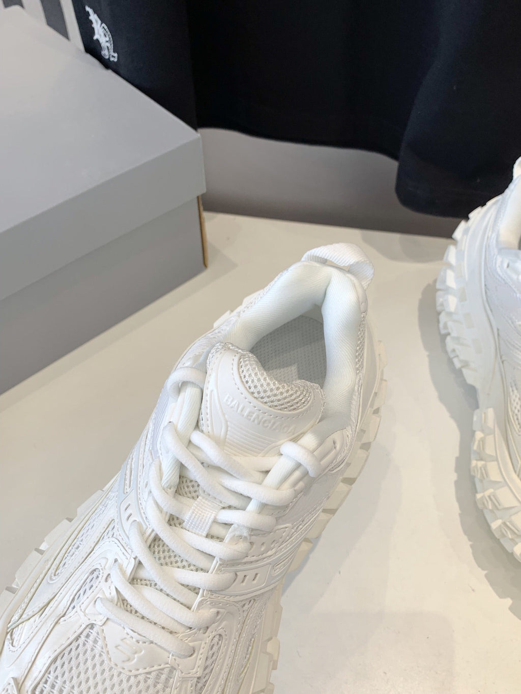 B-Sneakers