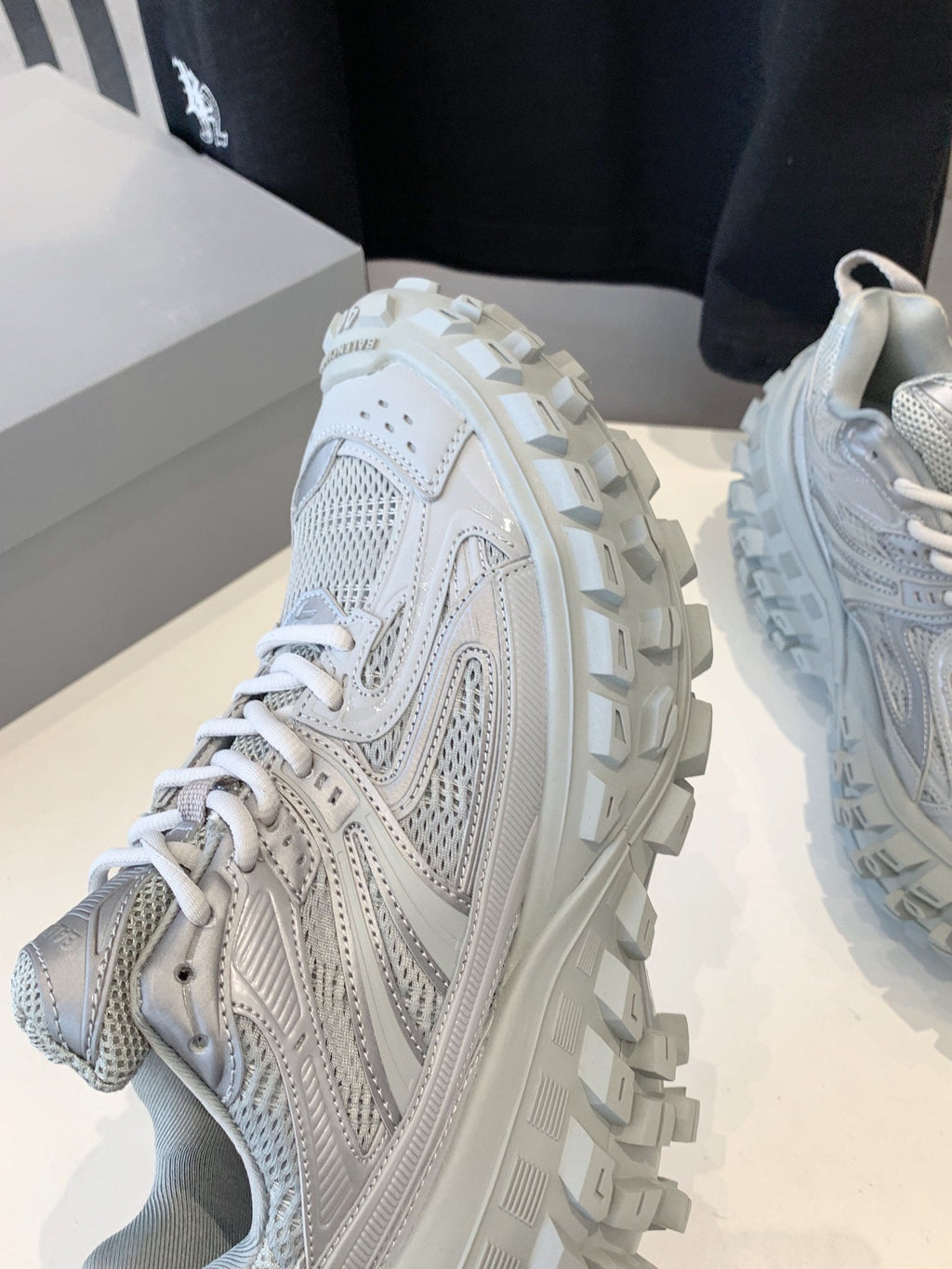B-Sneakers
