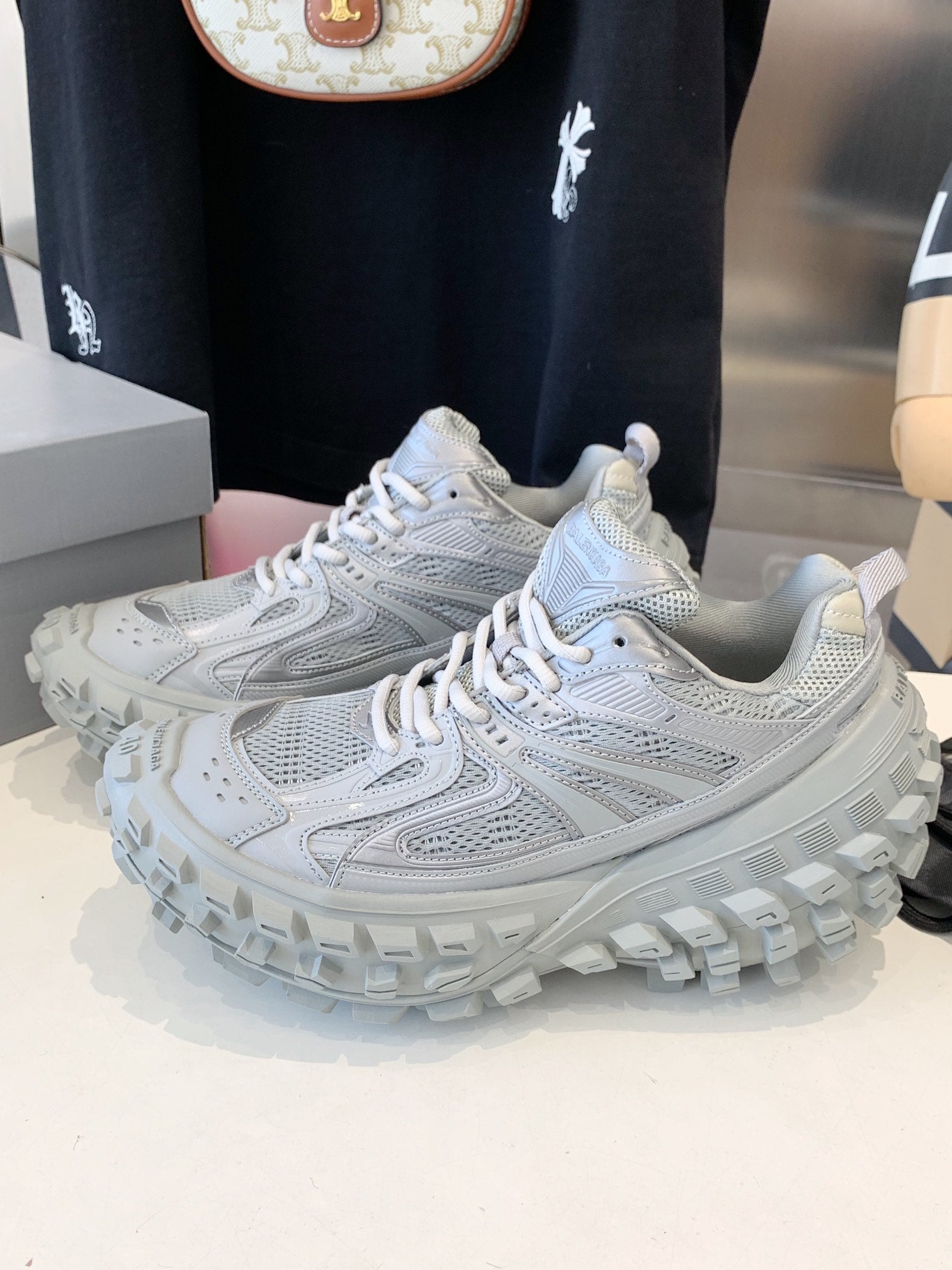 B-Sneakers