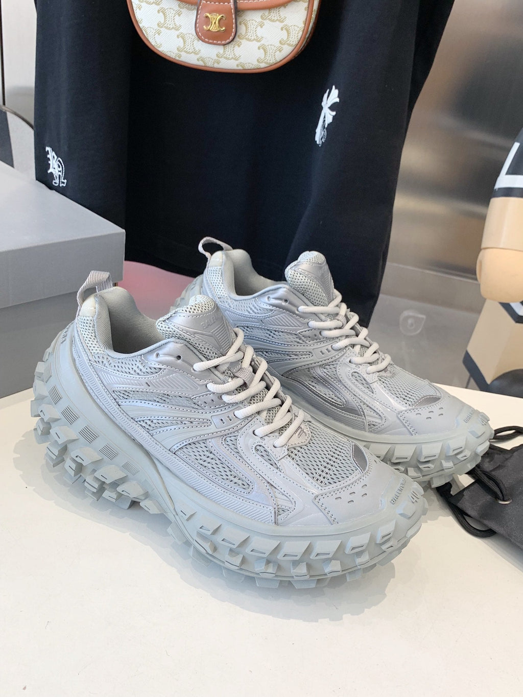 B-Sneakers