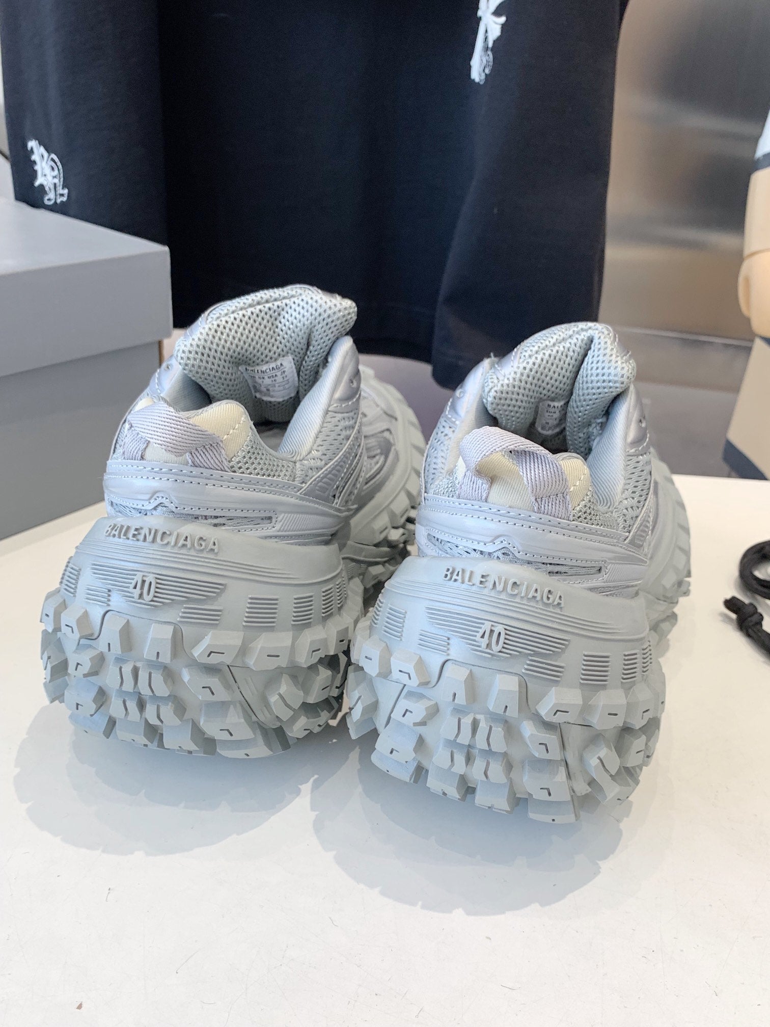 B-Sneakers