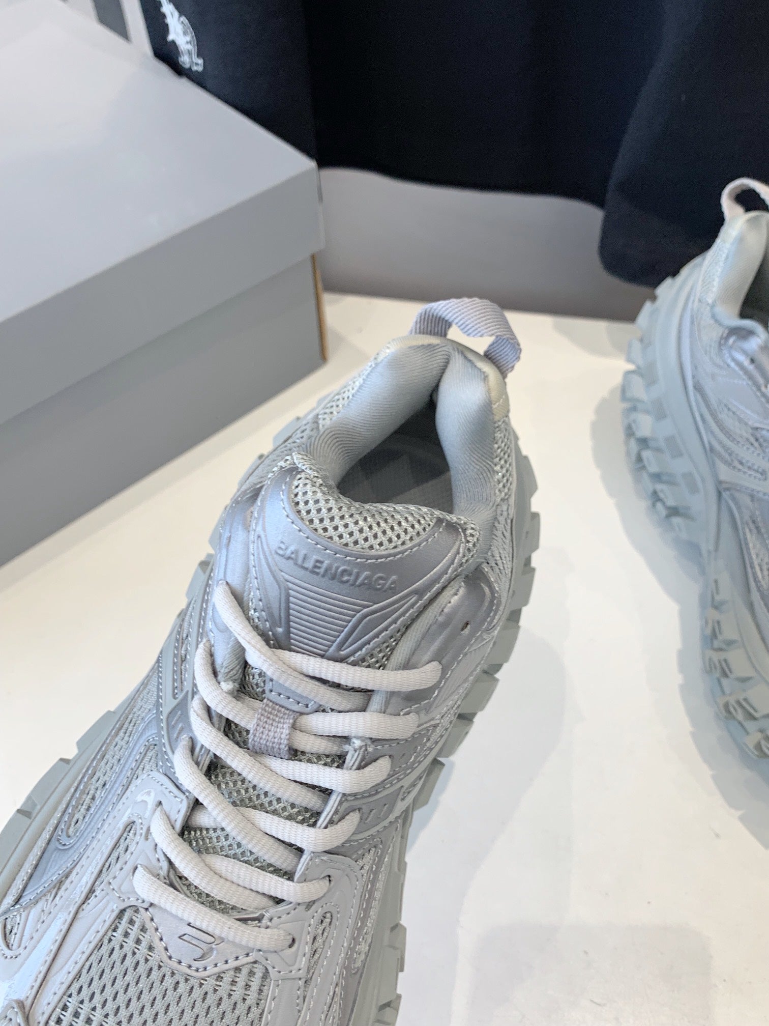 B-Sneakers