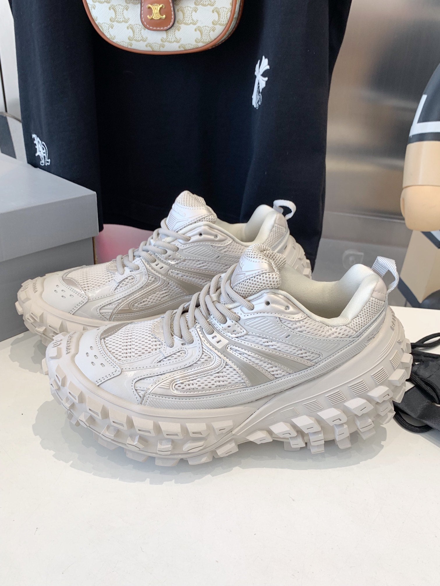 B-Sneakers