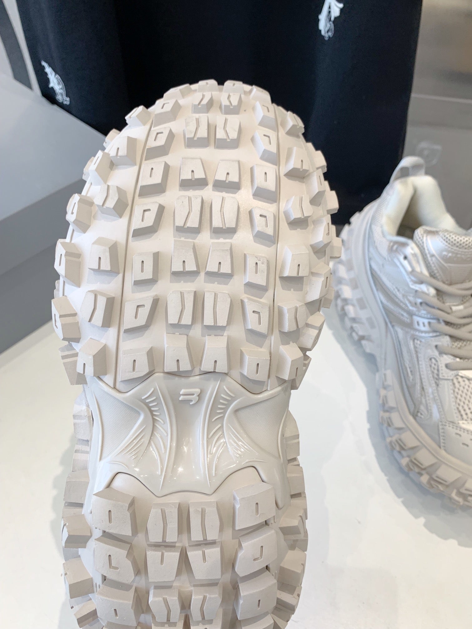 B-Sneakers
