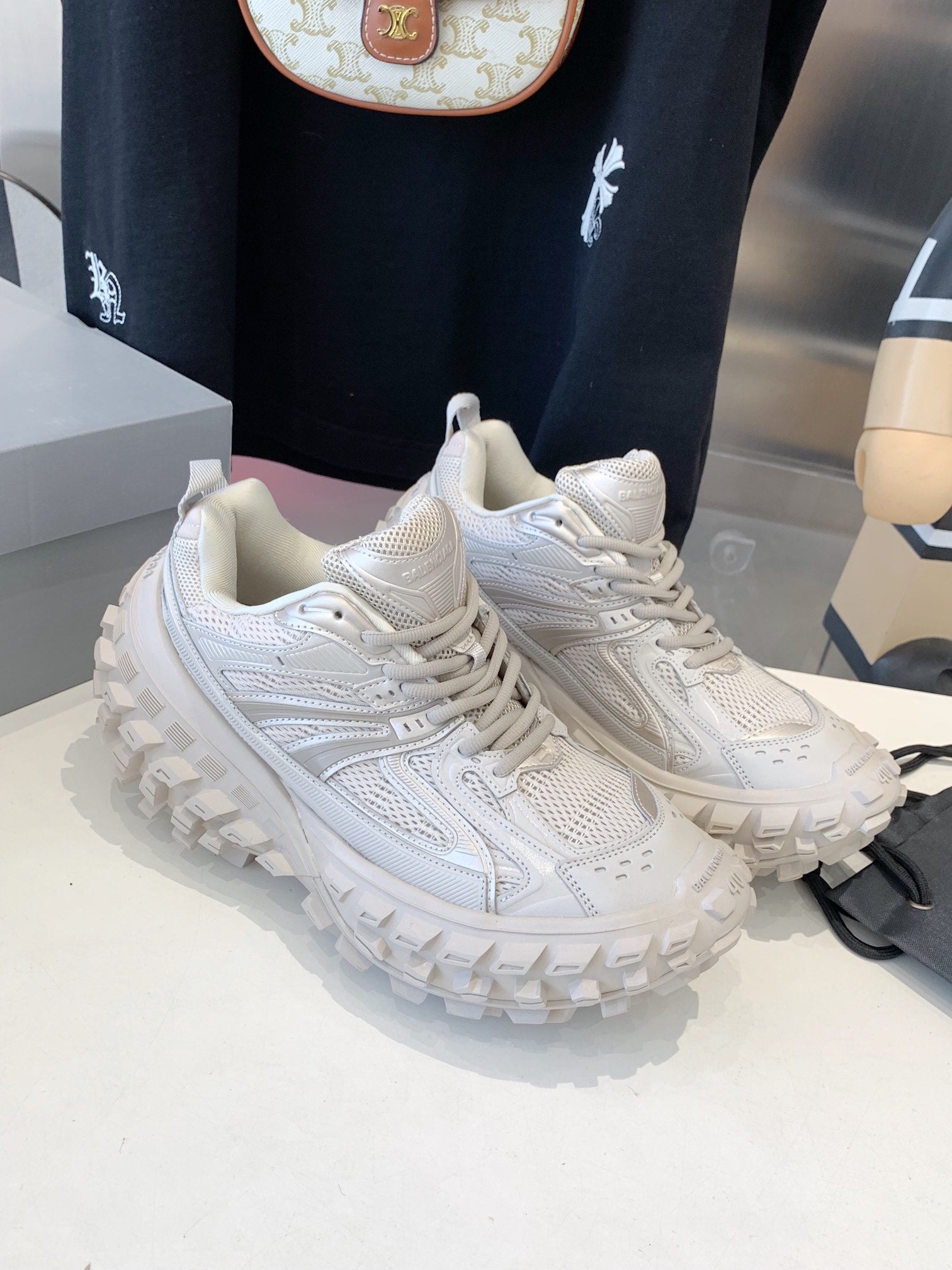 B-Sneakers