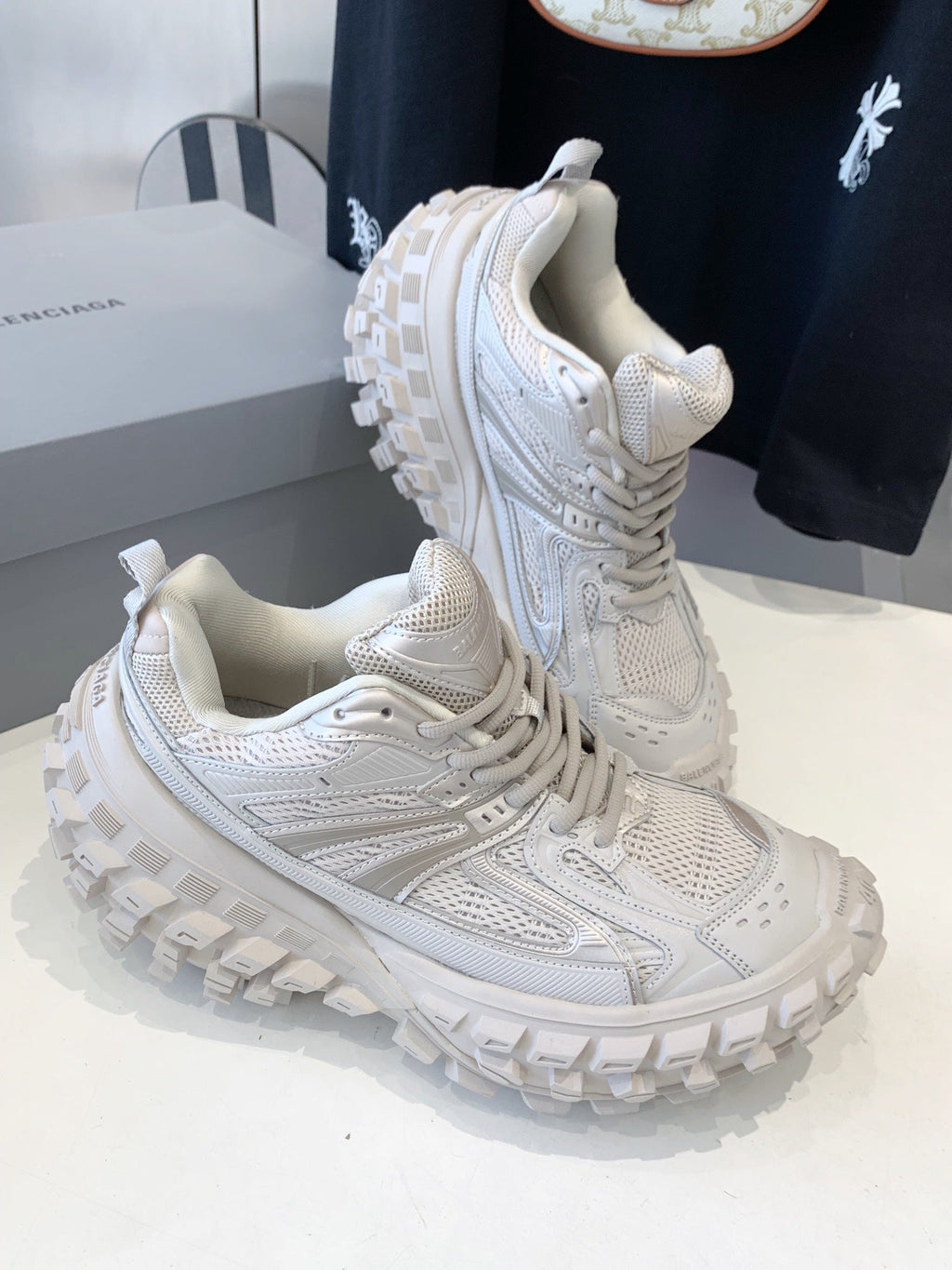 B-Sneakers