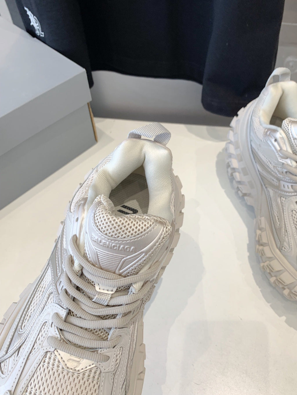 B-Sneakers