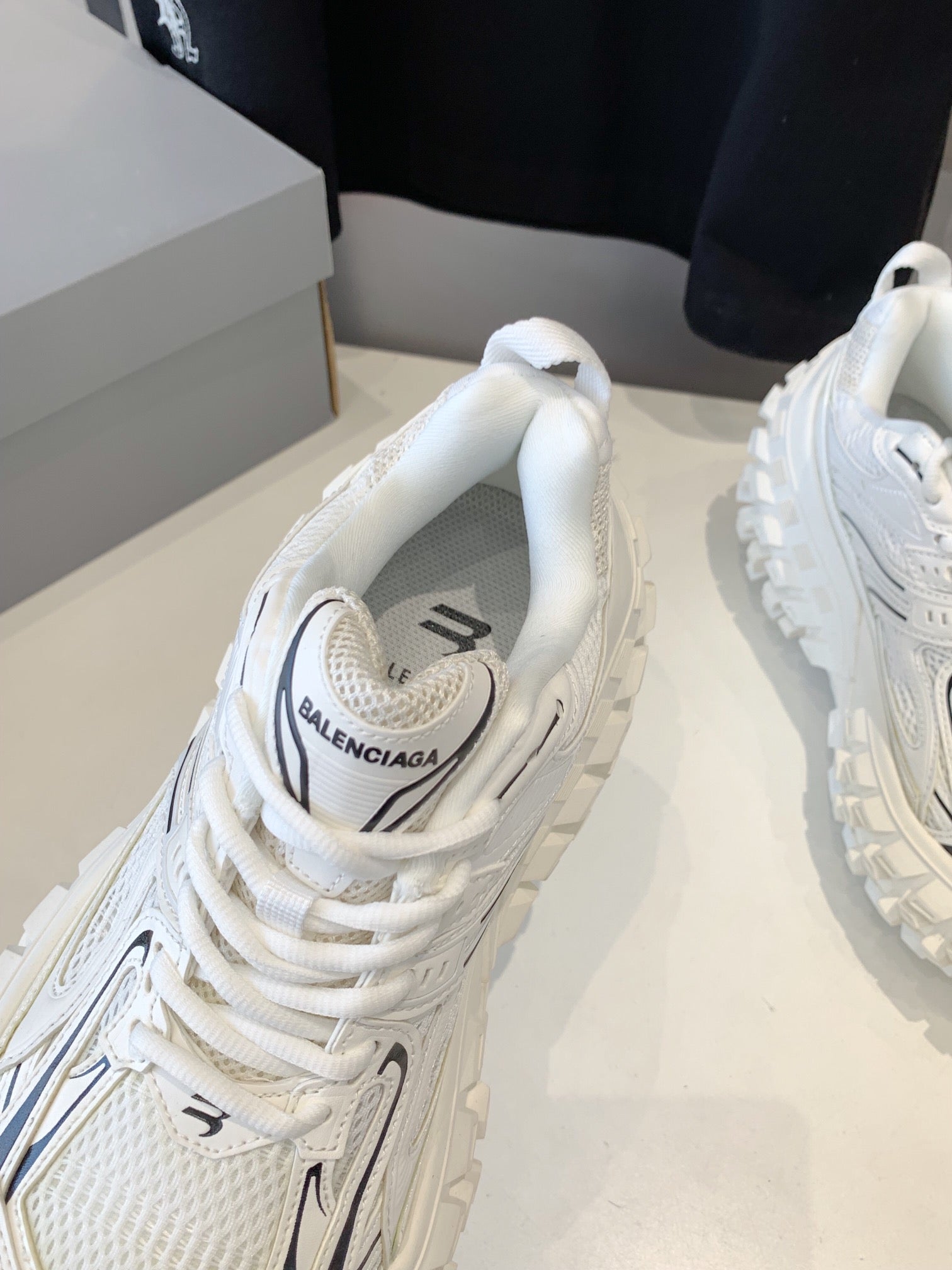 B-Sneakers