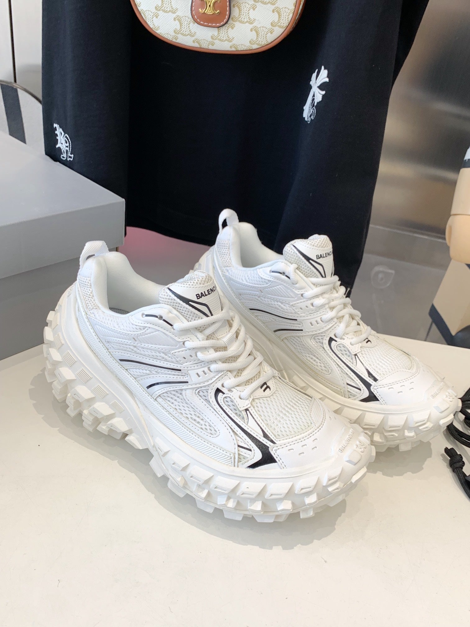 B-Sneakers