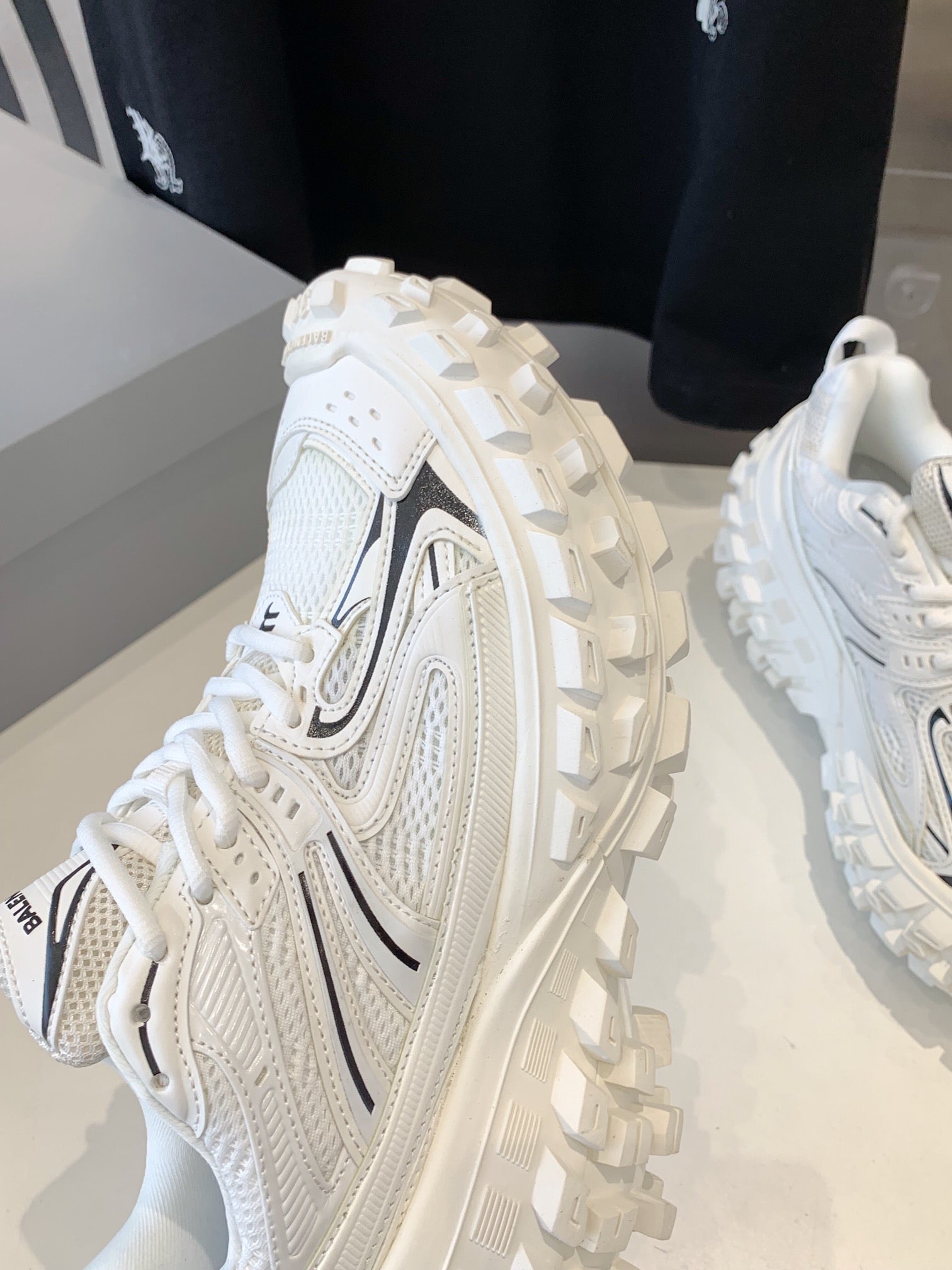 B-Sneakers