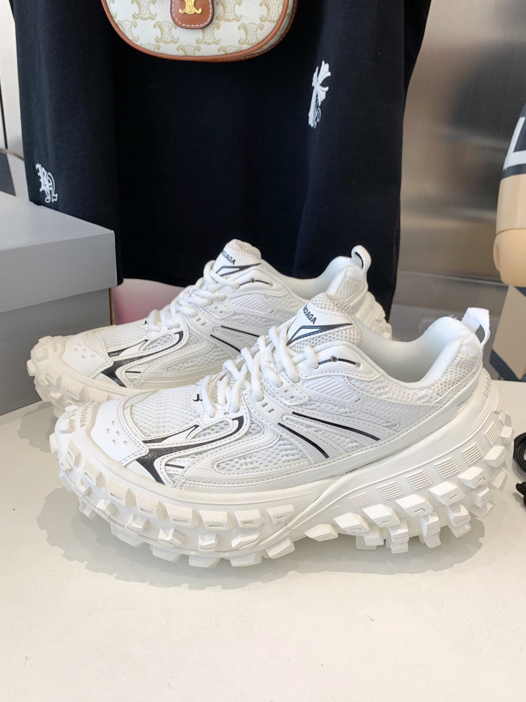 B-Sneakers