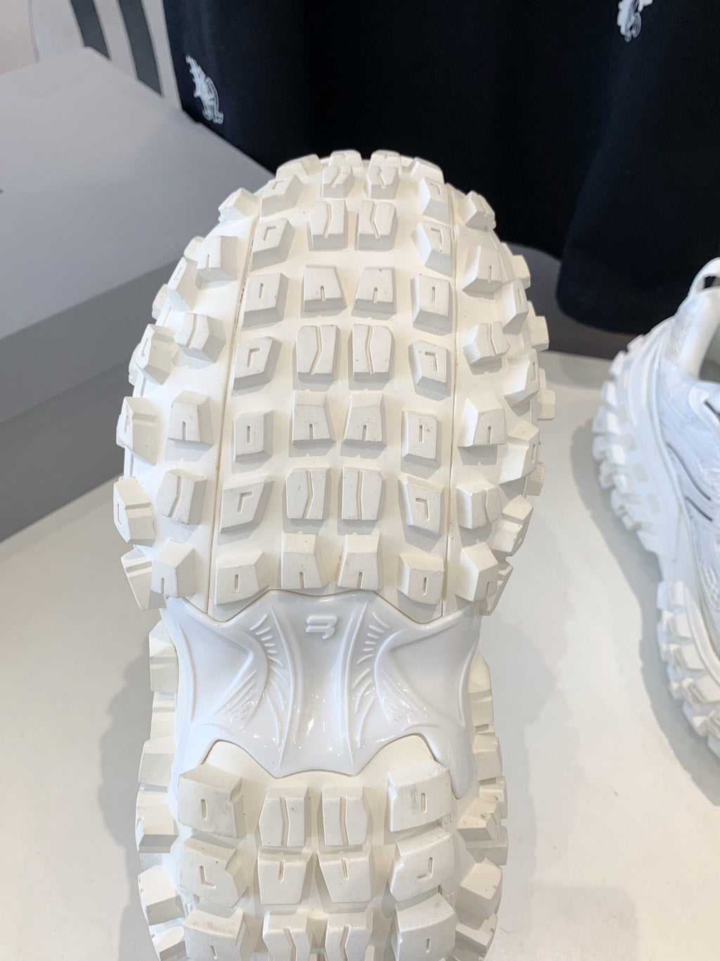 B-Sneakers