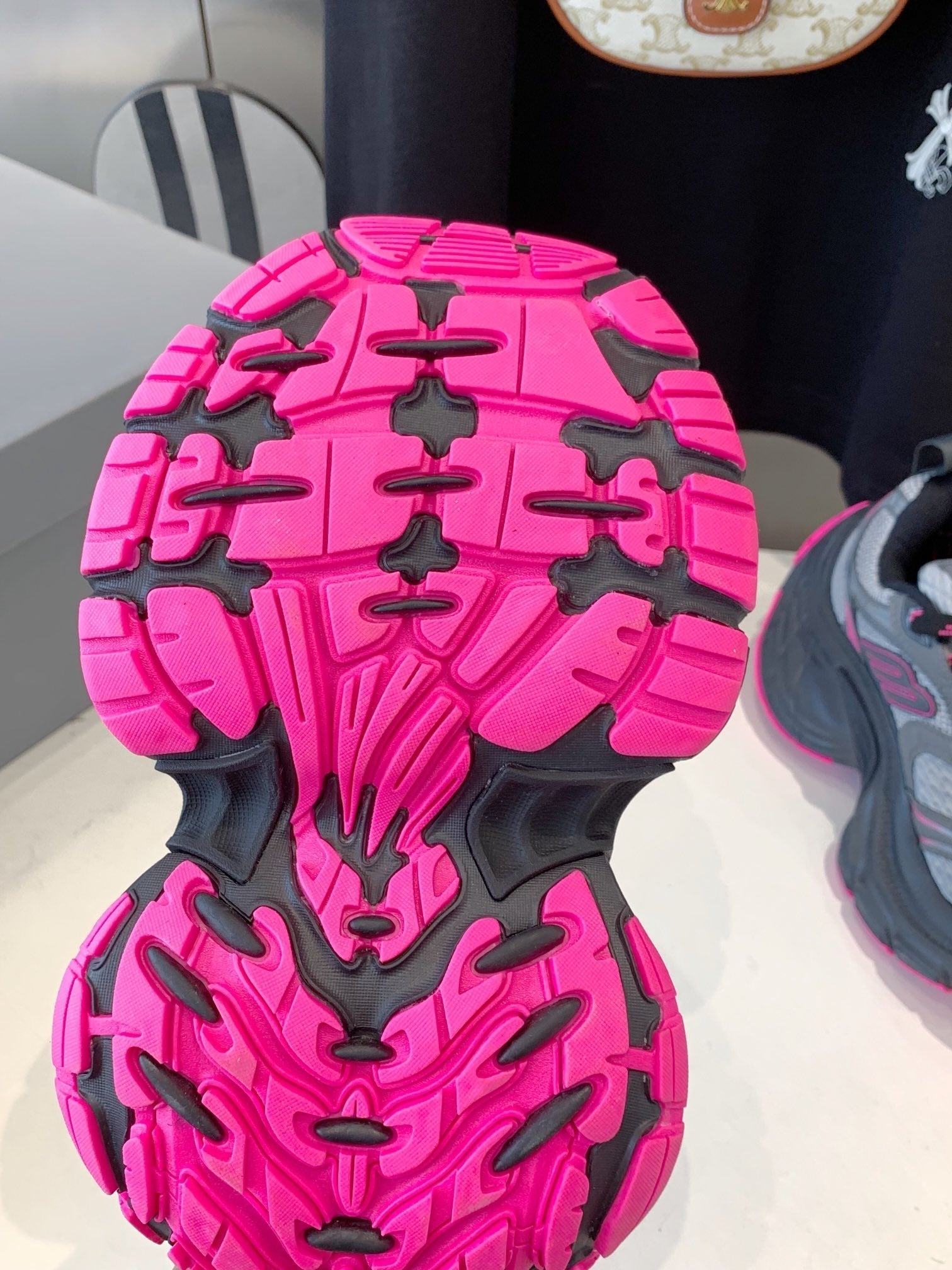 B-Sneakers