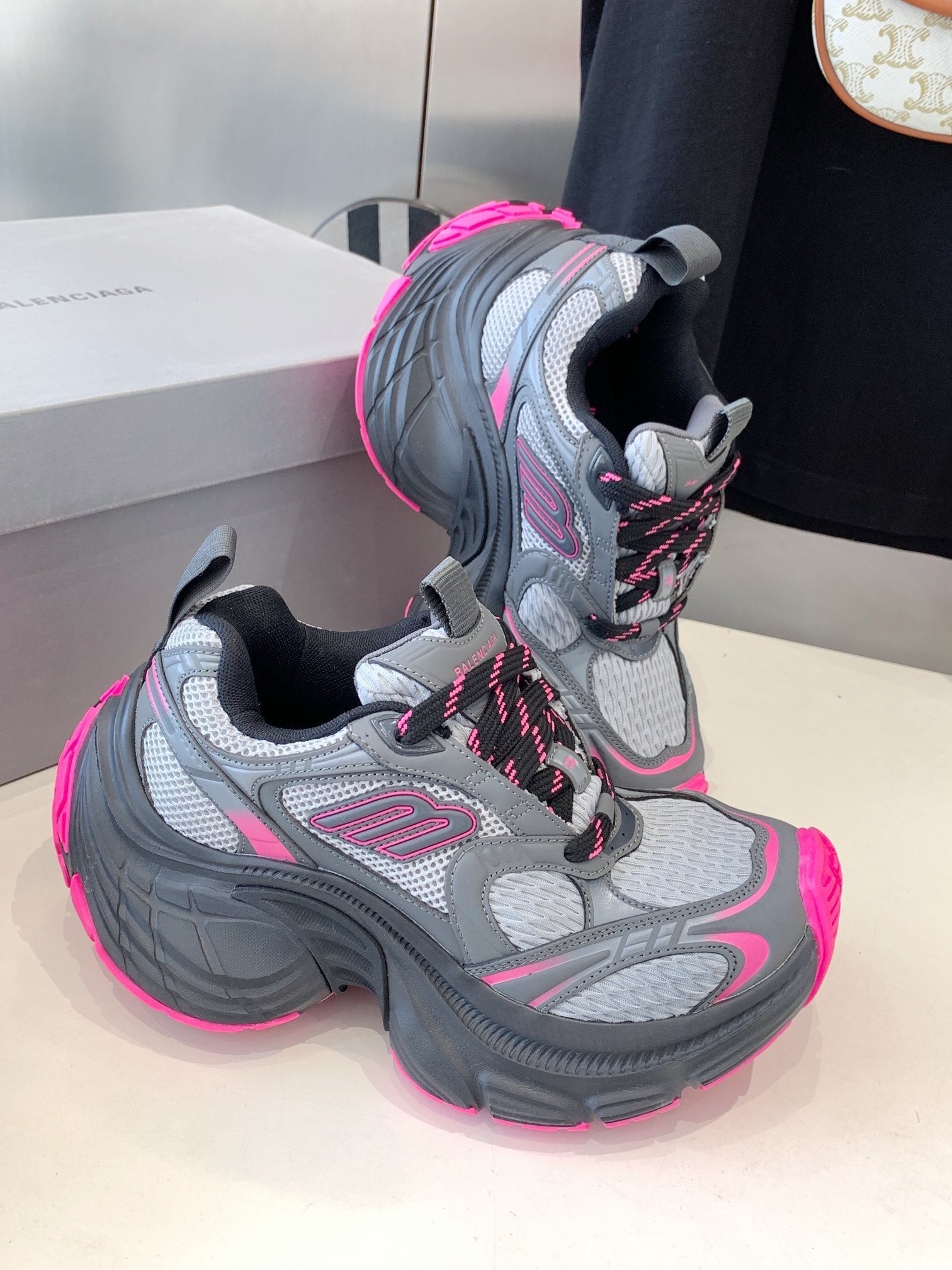 B-Sneakers