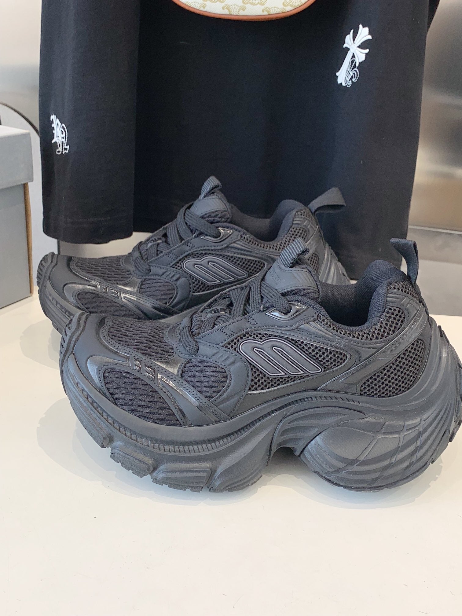 B-Sneakers