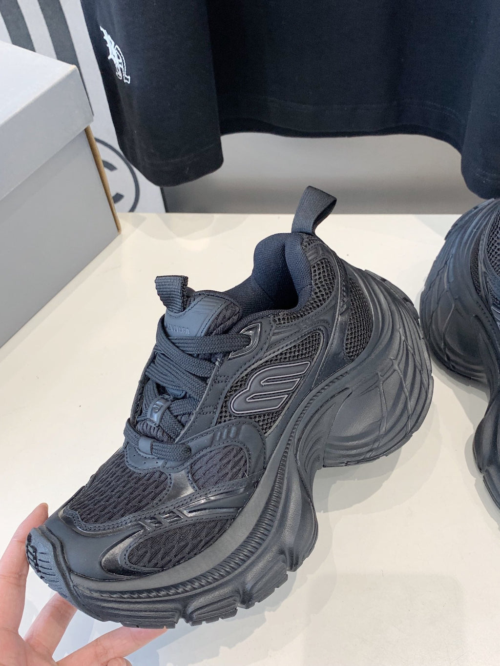 B-Sneakers