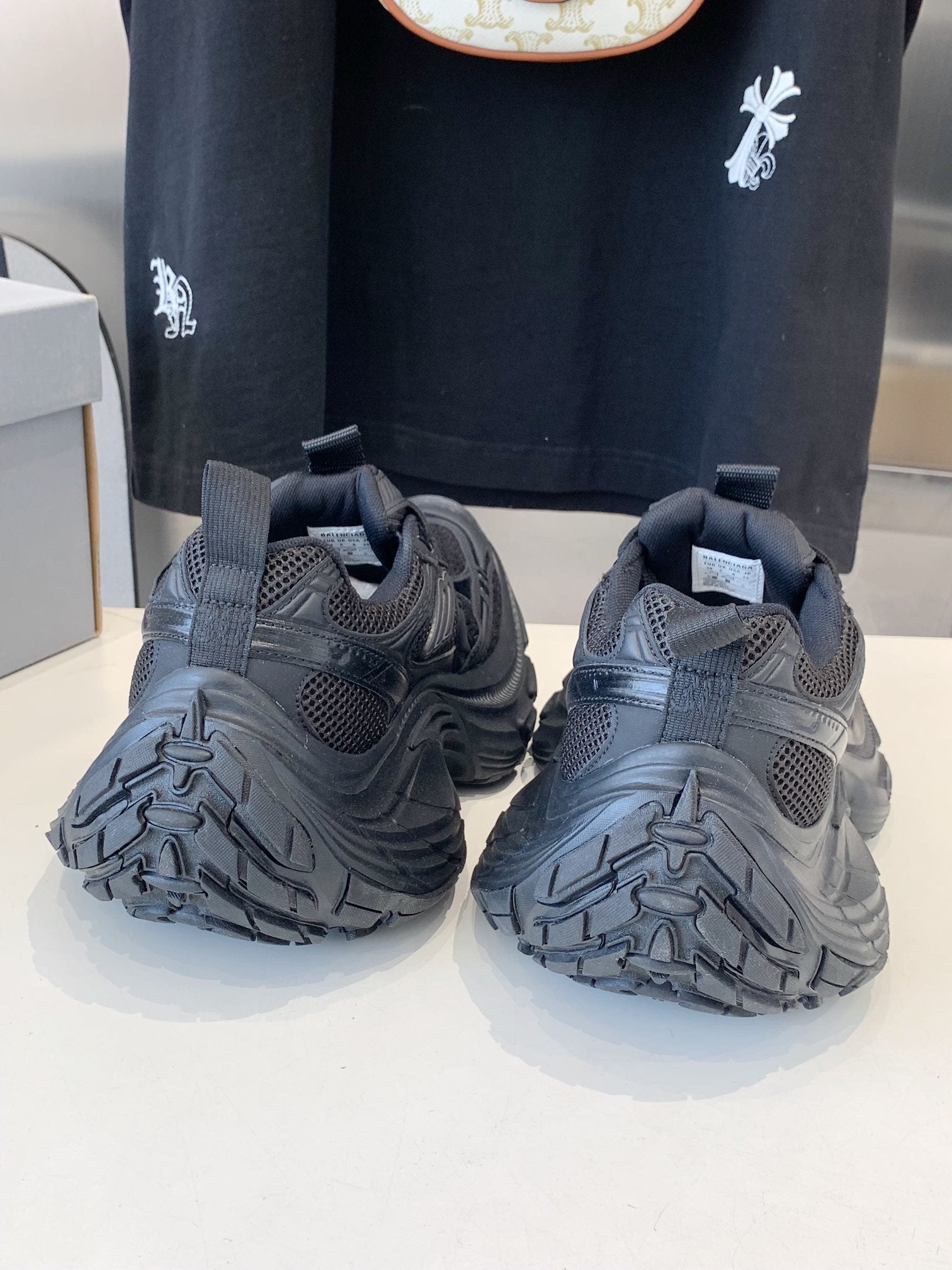 B-Sneakers