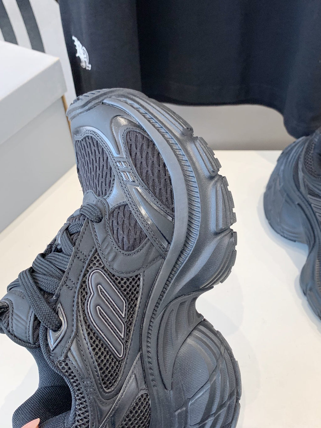 B-Sneakers