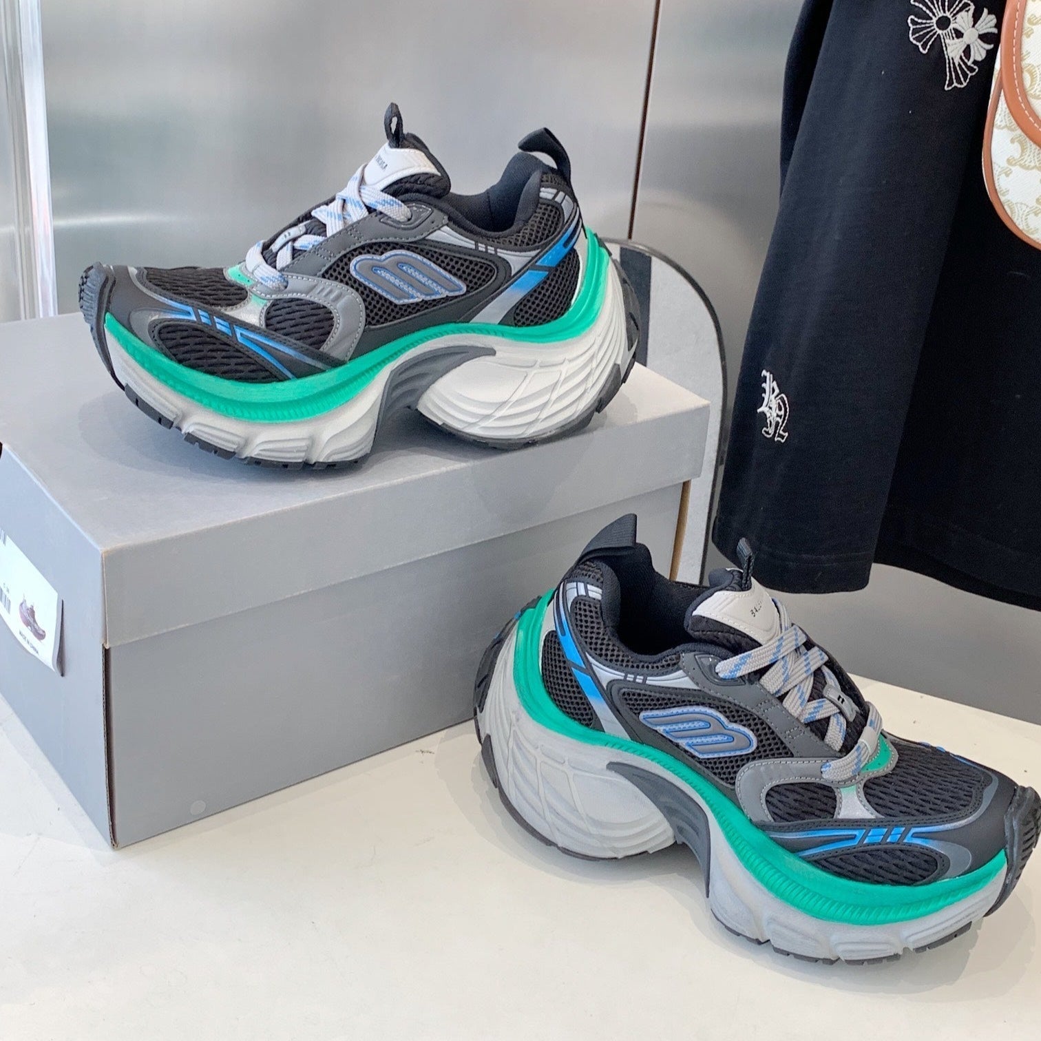 B-Sneakers