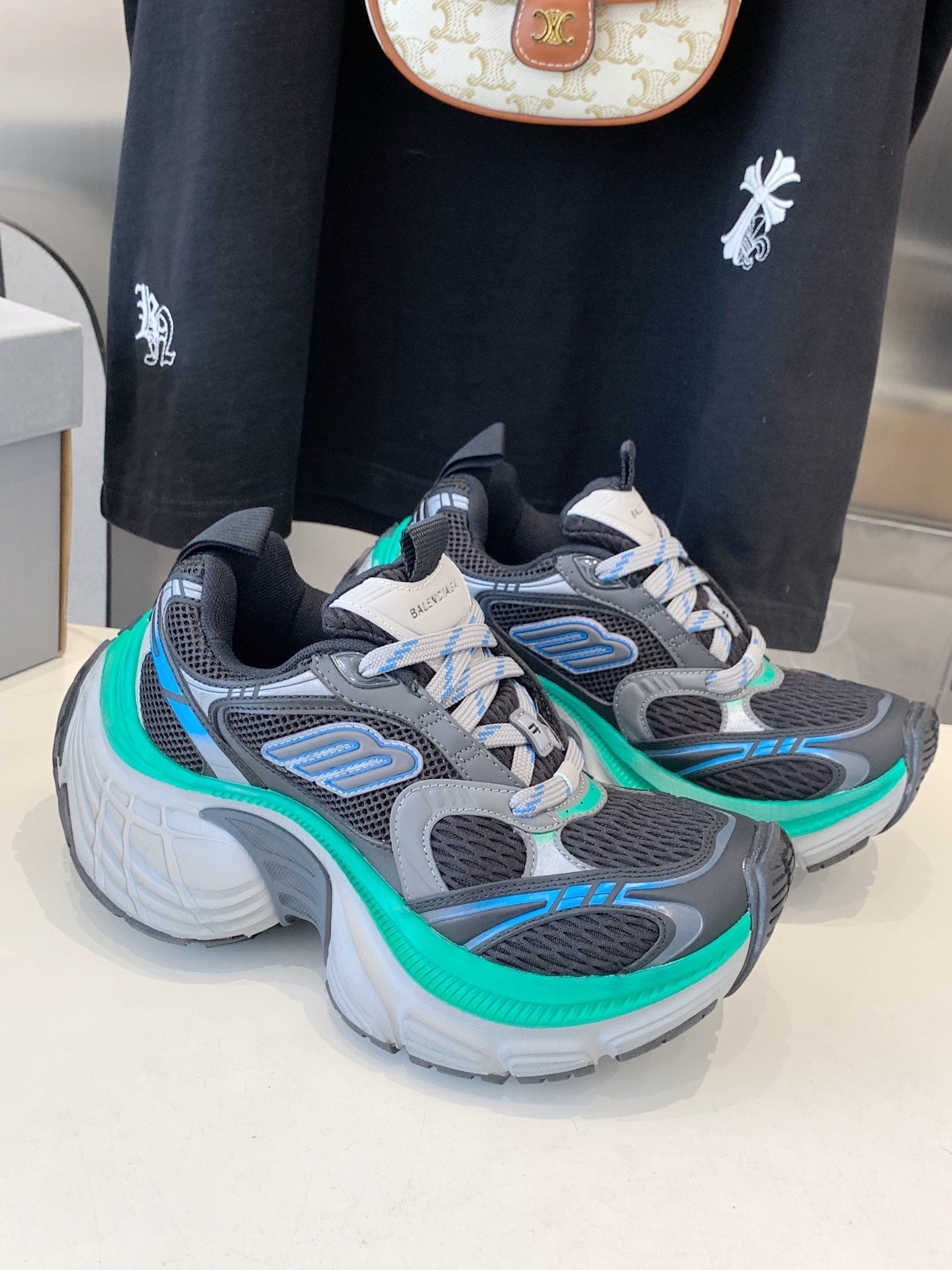 B-Sneakers