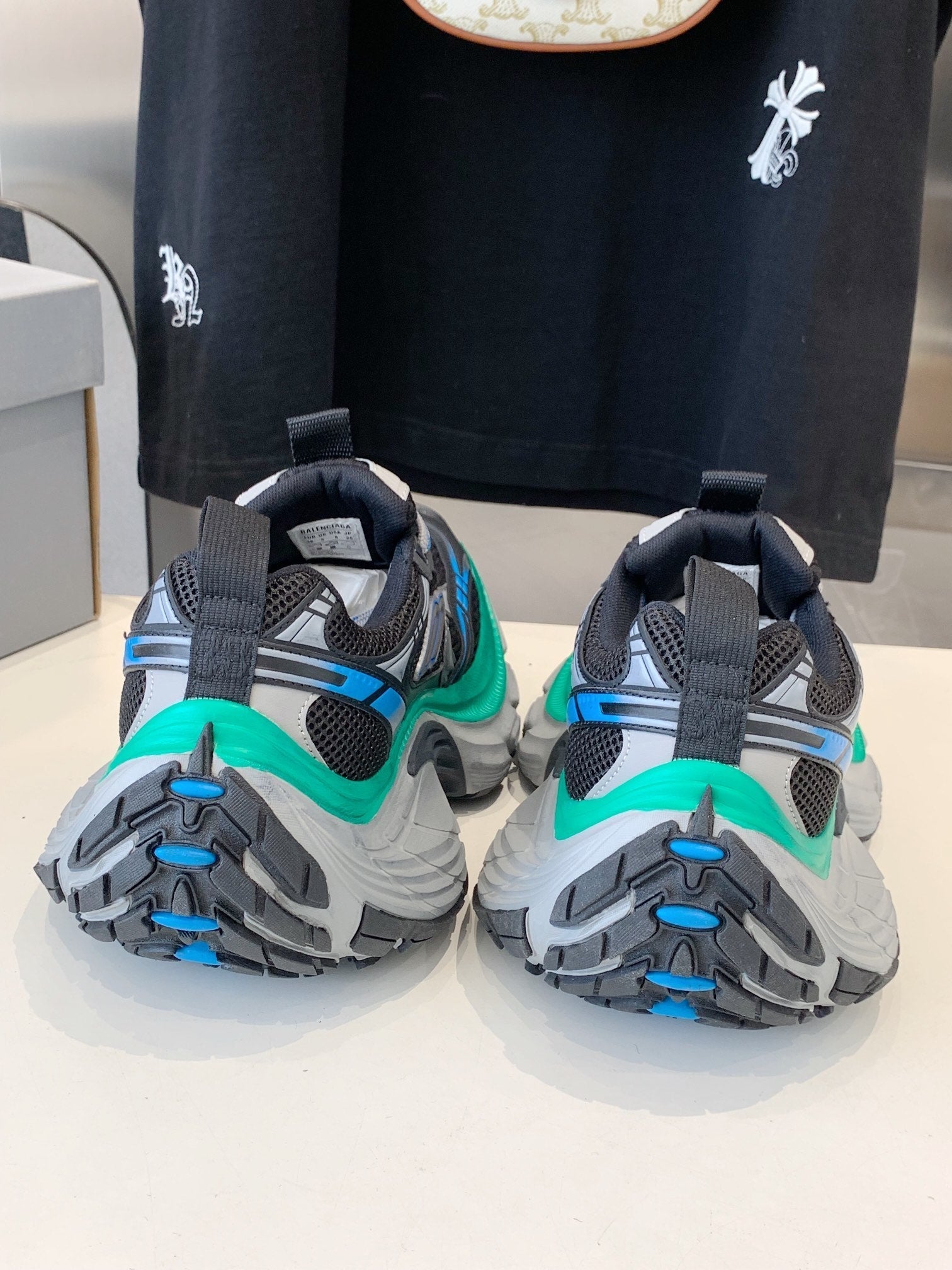 B-Sneakers