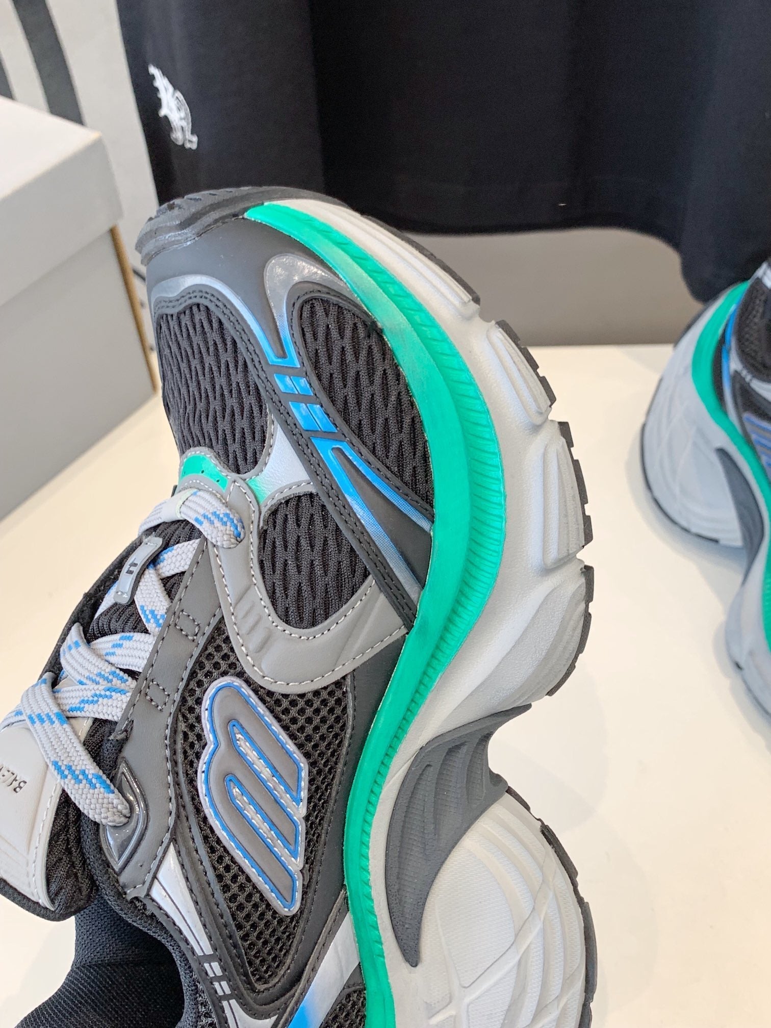 B-Sneakers