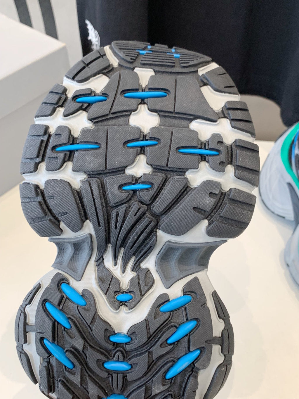 B-Sneakers