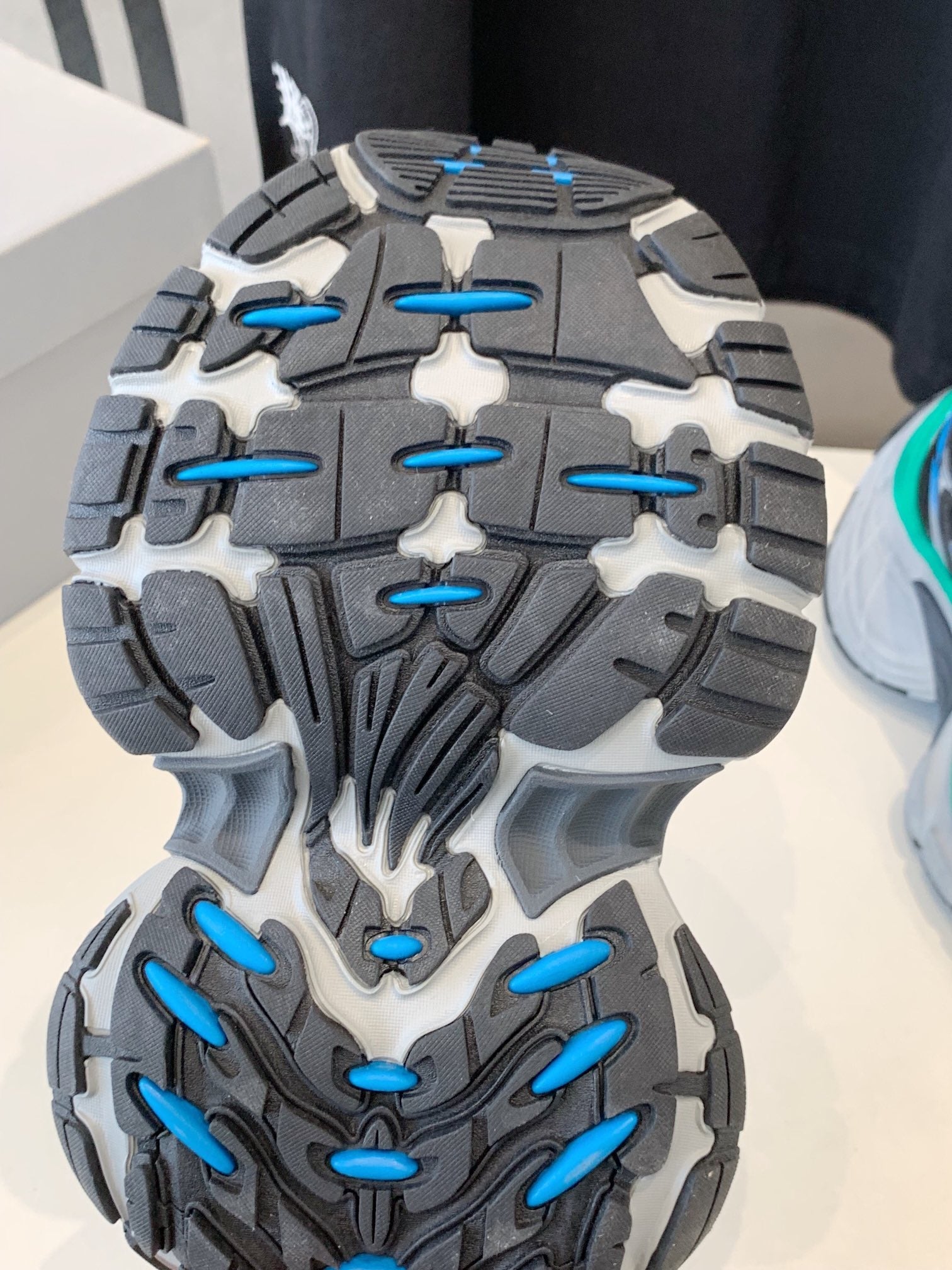 B-Sneakers