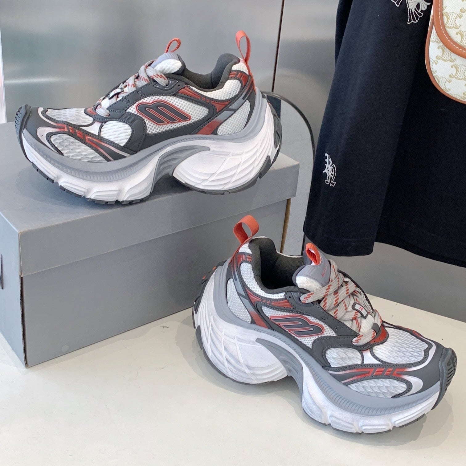 B-Sneakers