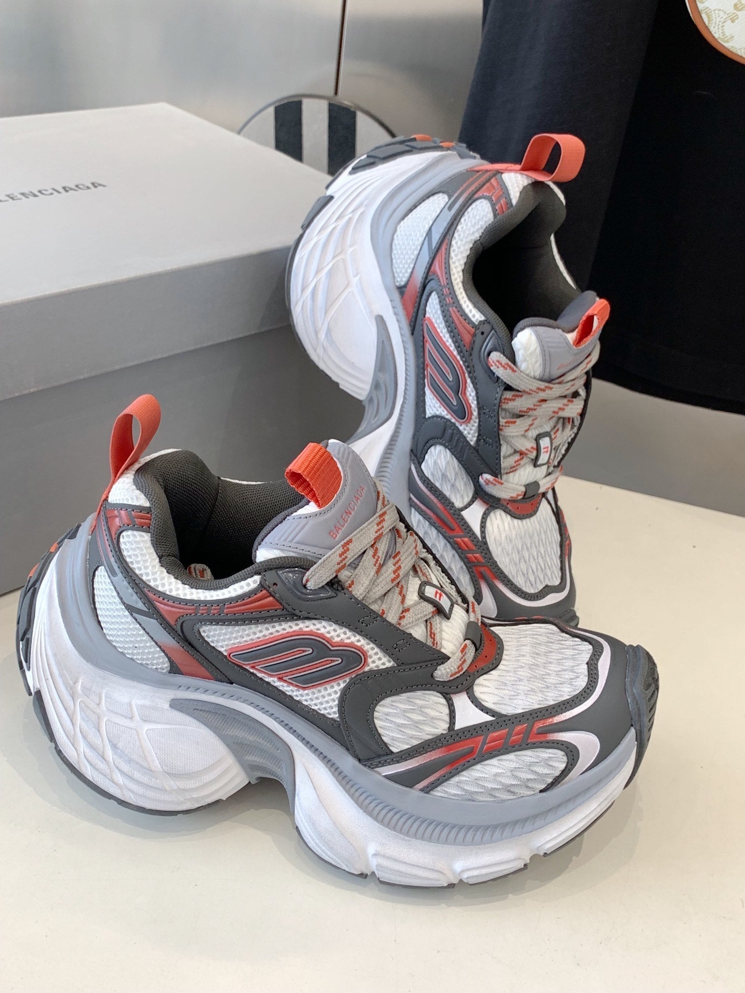B-Sneakers
