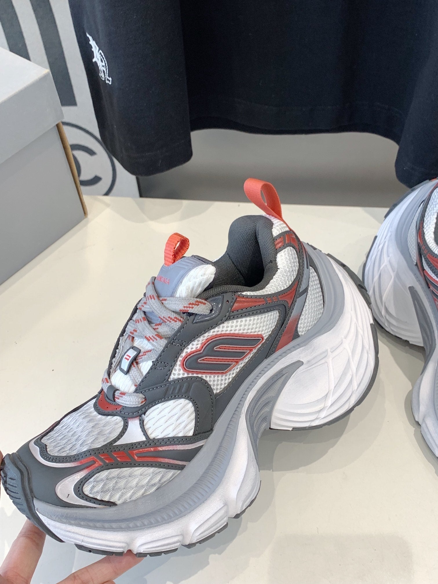 B-Sneakers