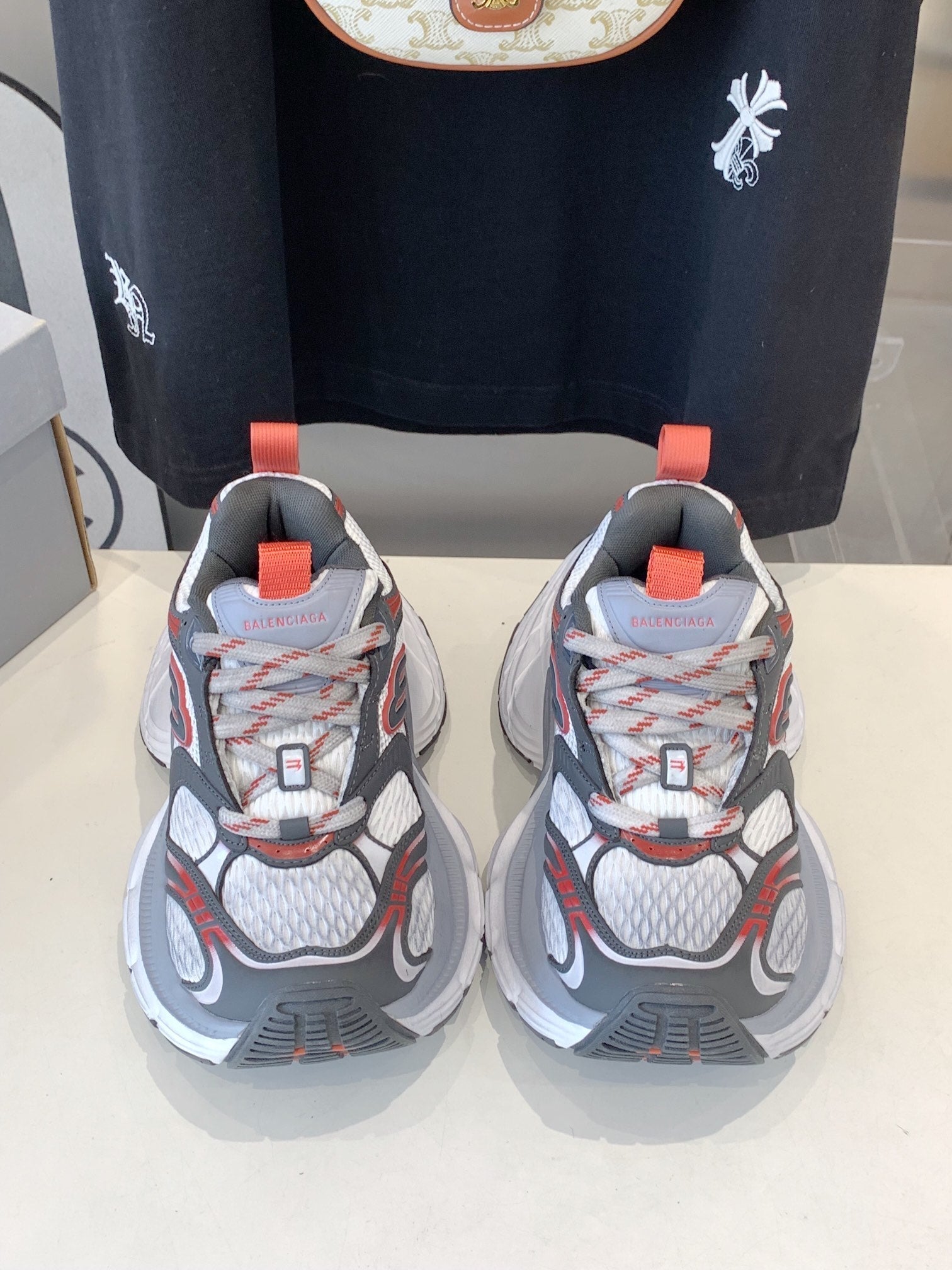 B-Sneakers