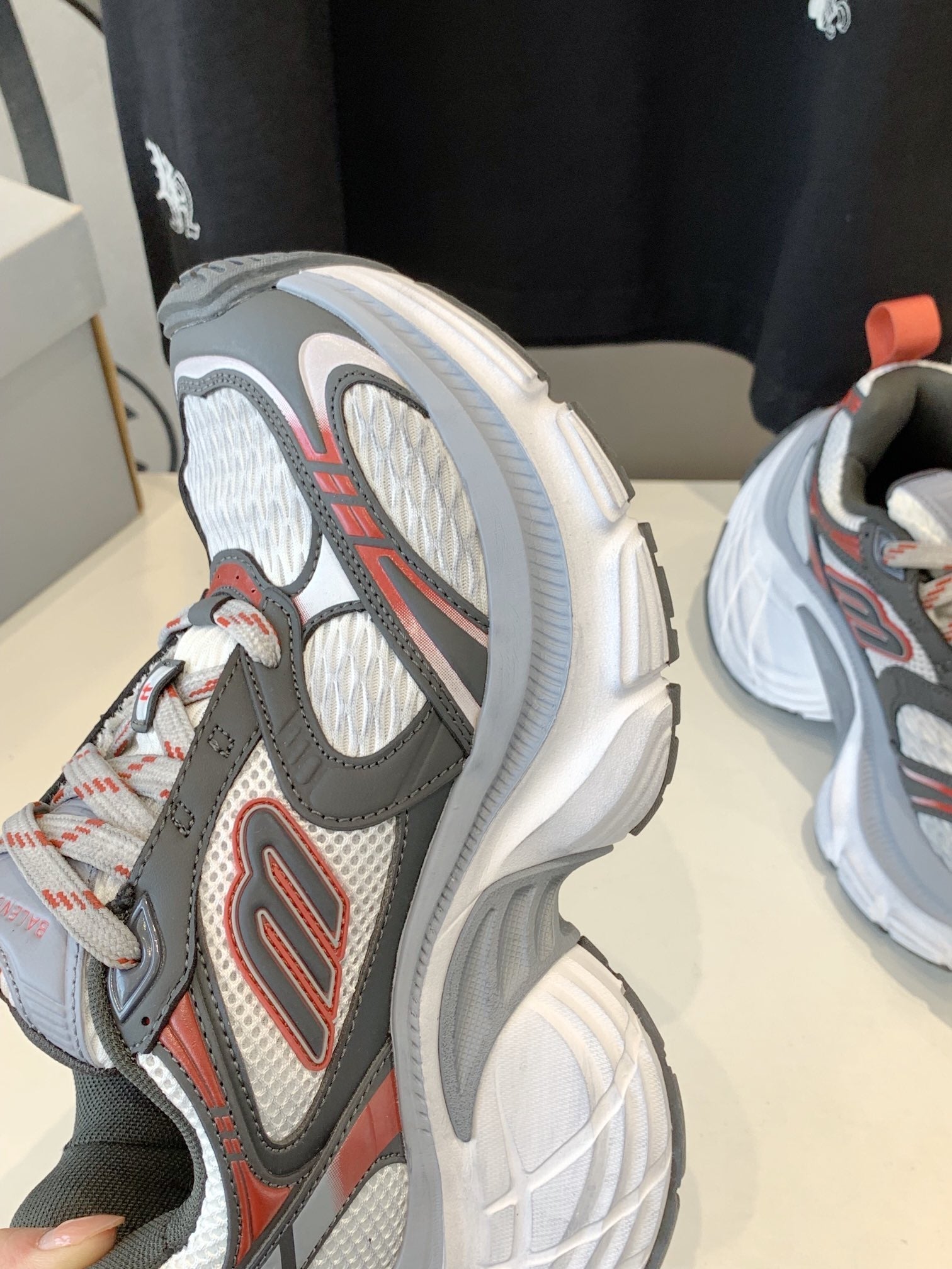 B-Sneakers