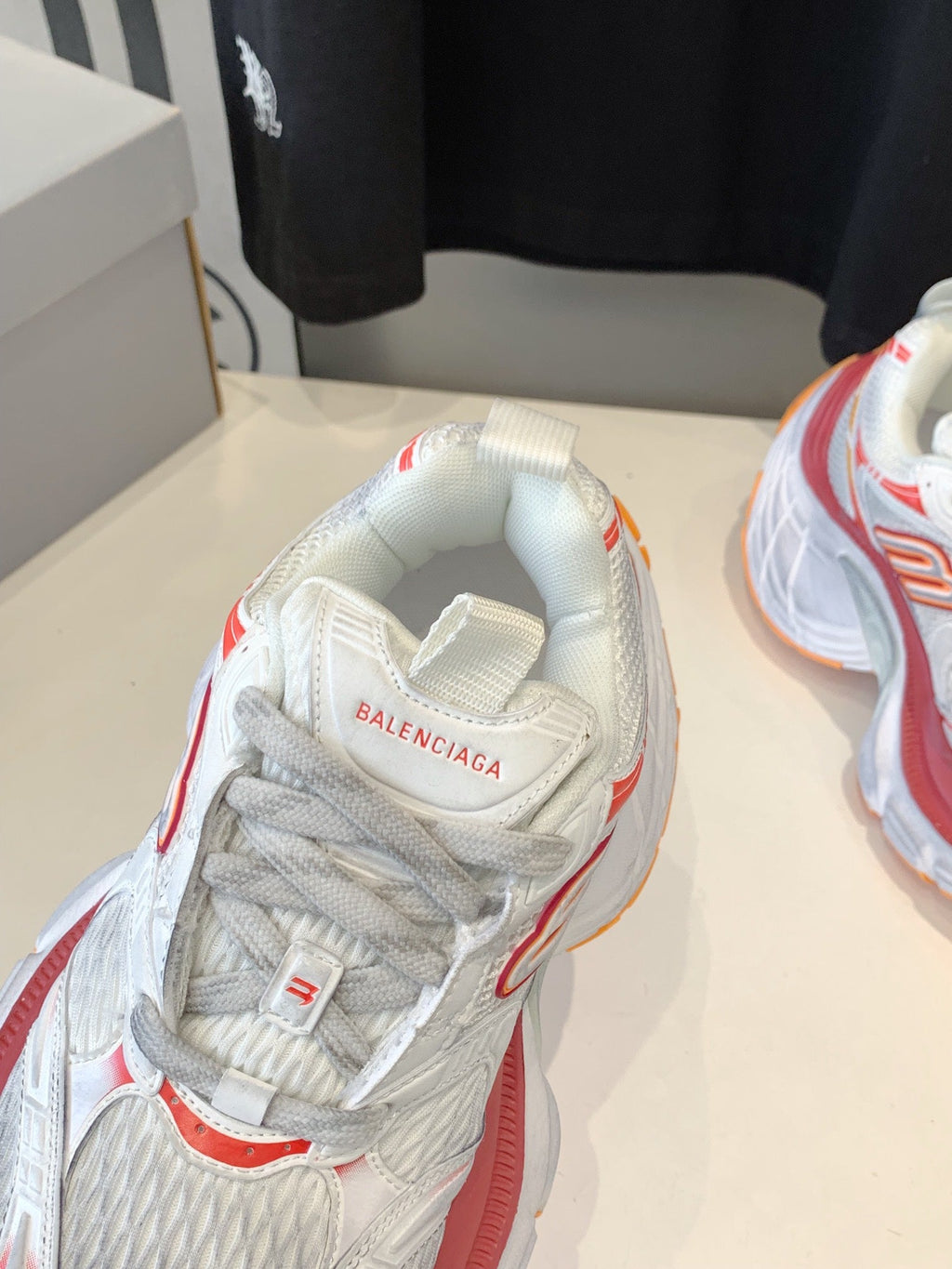 B-Sneakers