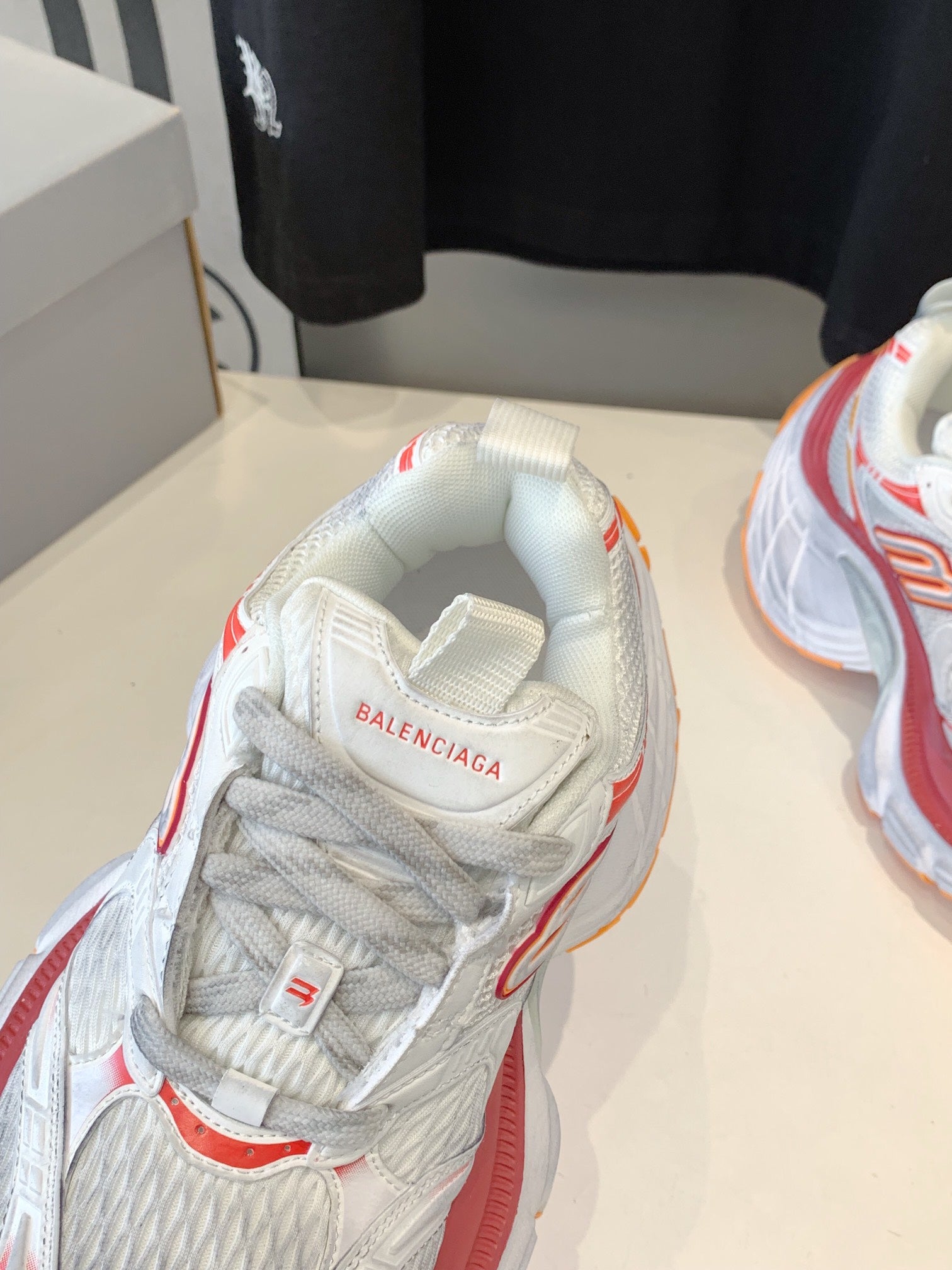 B-Sneakers