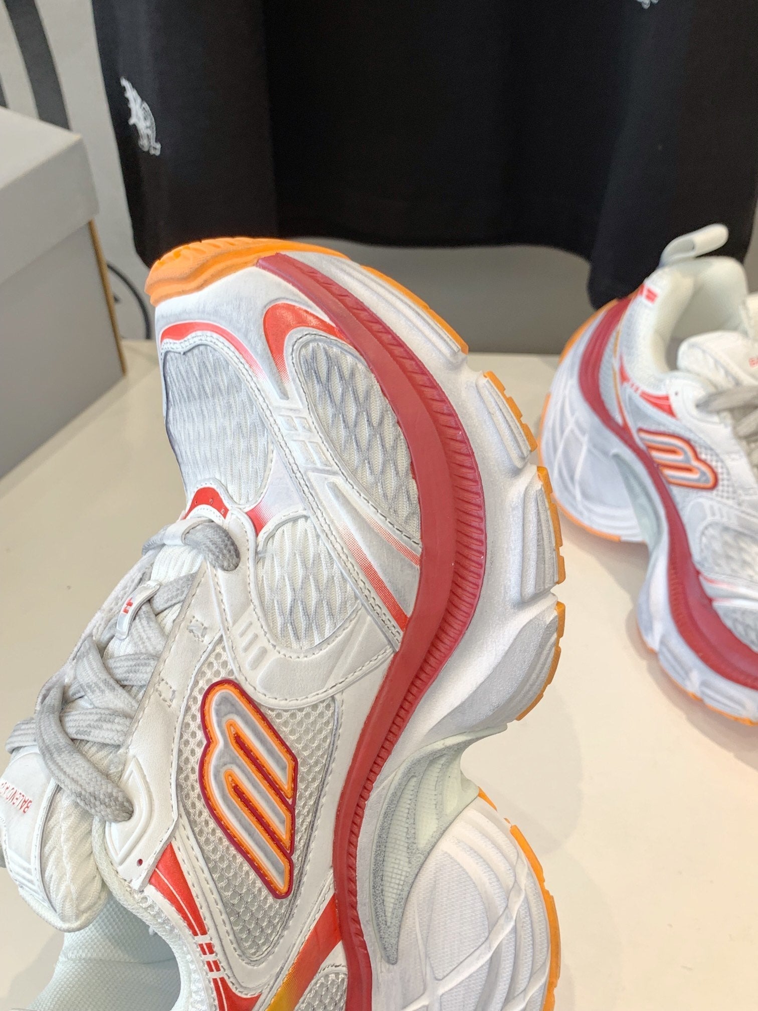 B-Sneakers